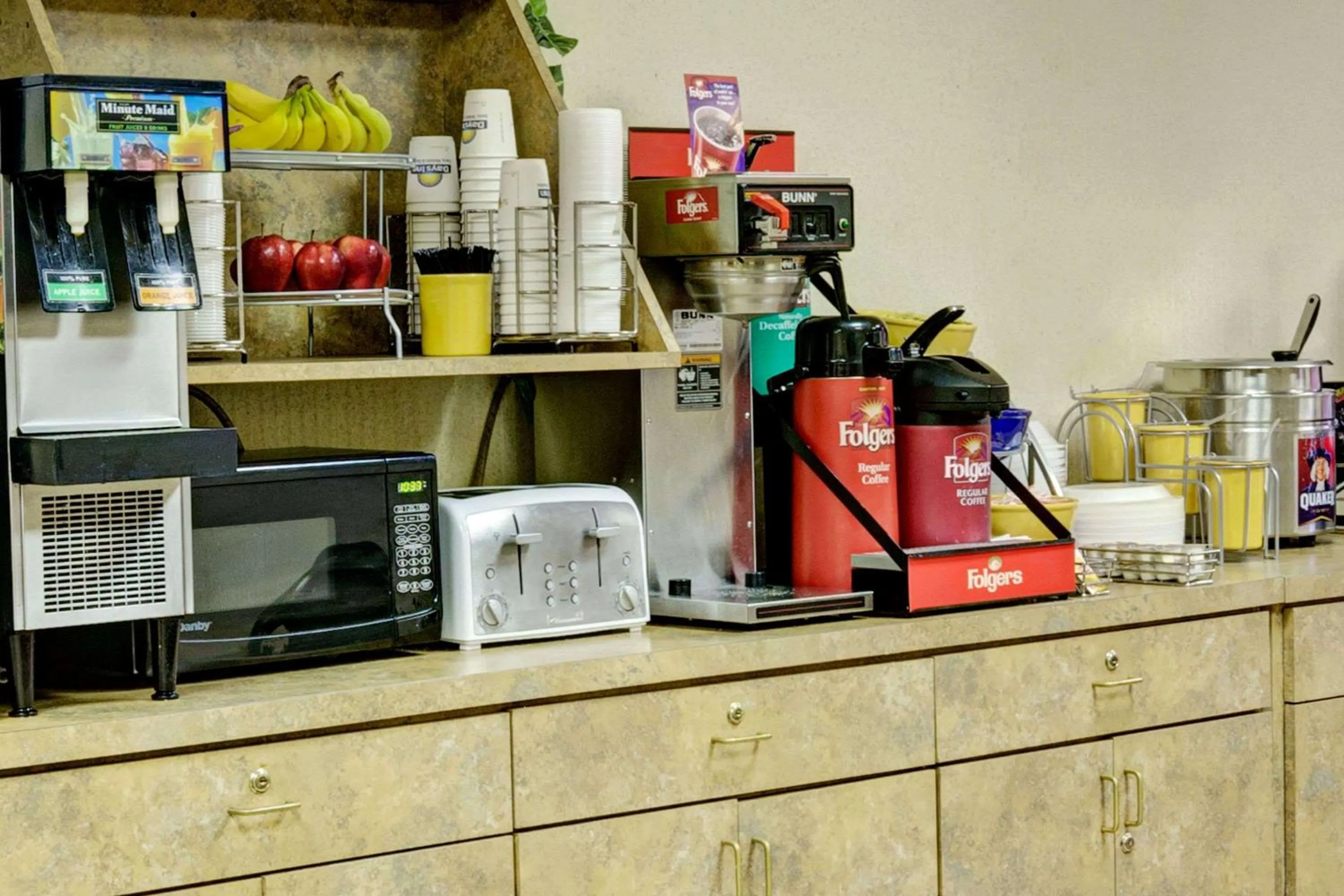 Restaurant/places to eat in Days Inn & Suites by Wyndham Louisville SW