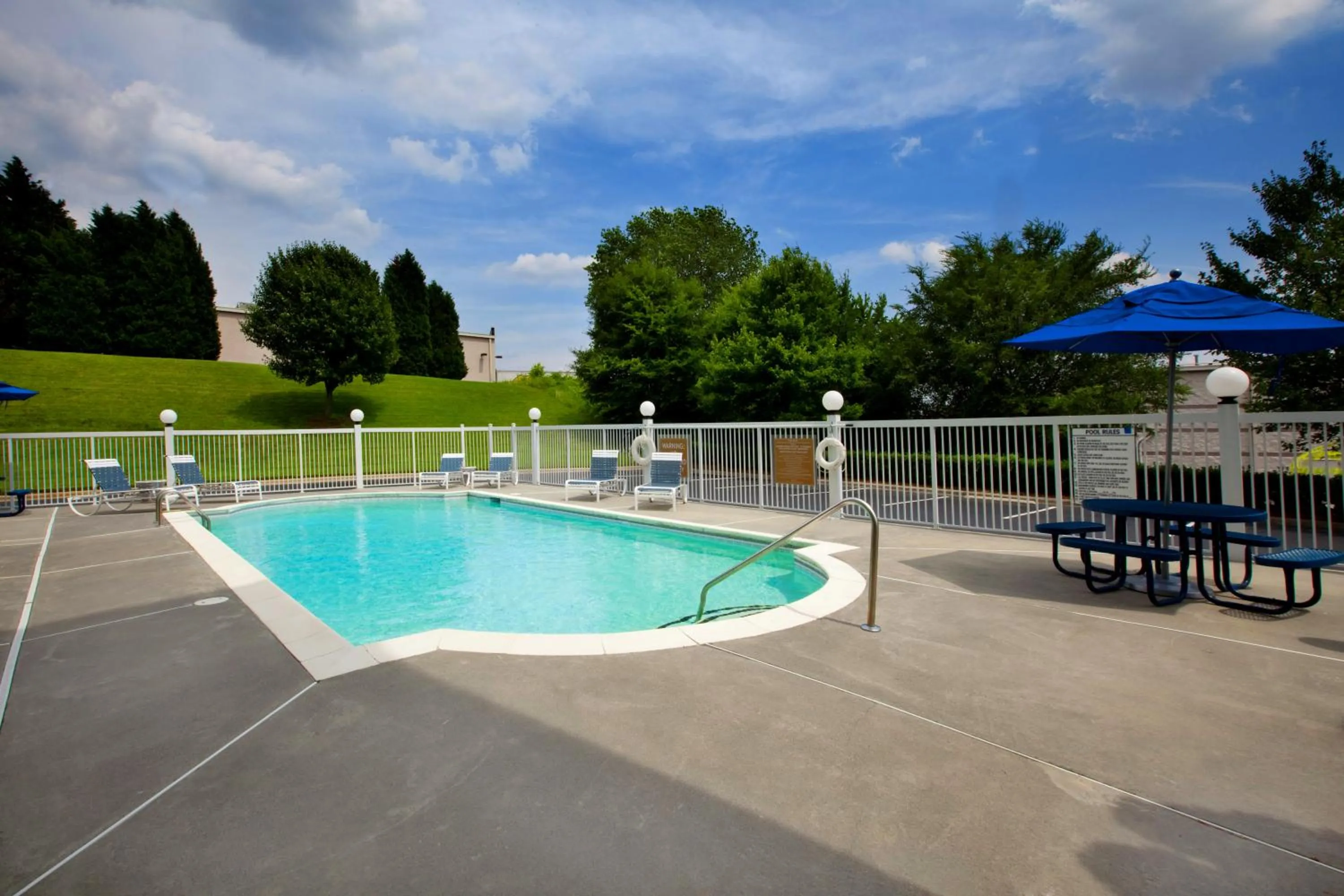 Swimming pool in Four Points by Sheraton Charlotte/Pineville