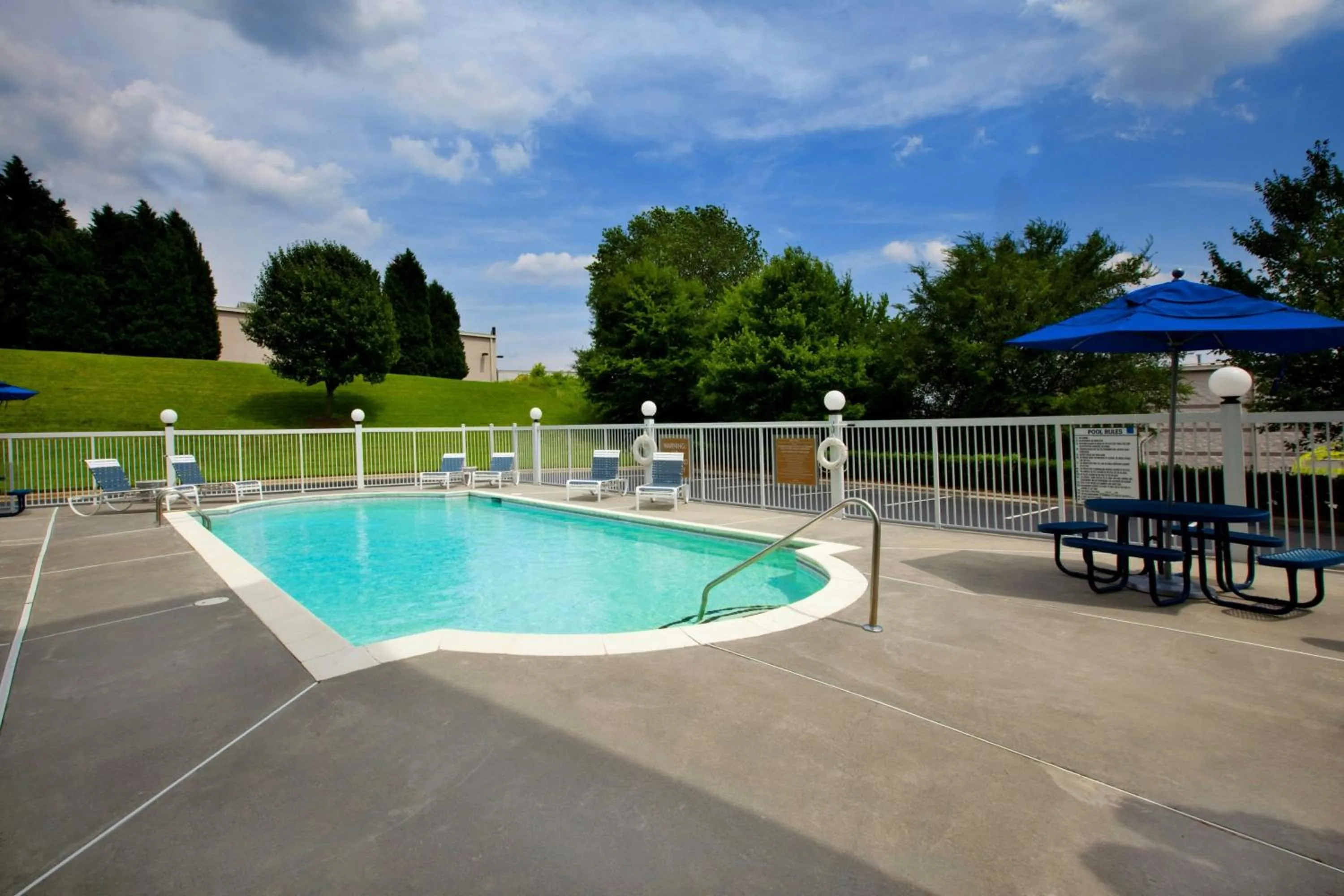 Swimming pool in Four Points by Sheraton Charlotte/Pineville