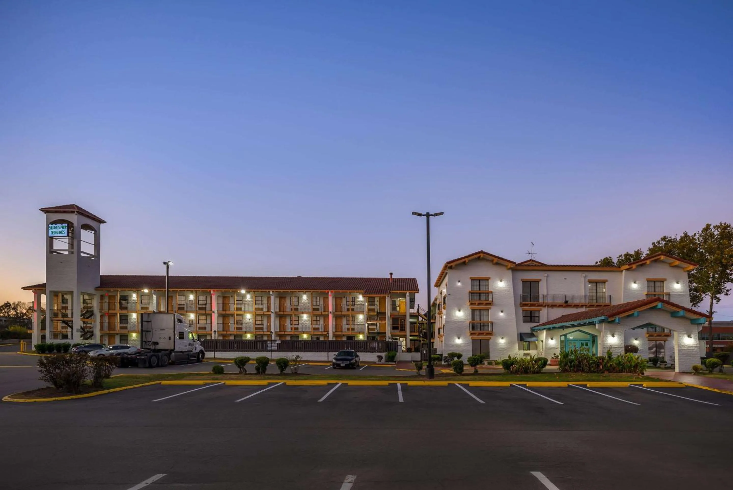 Property building in Days Inn by Wyndham Richmond/South