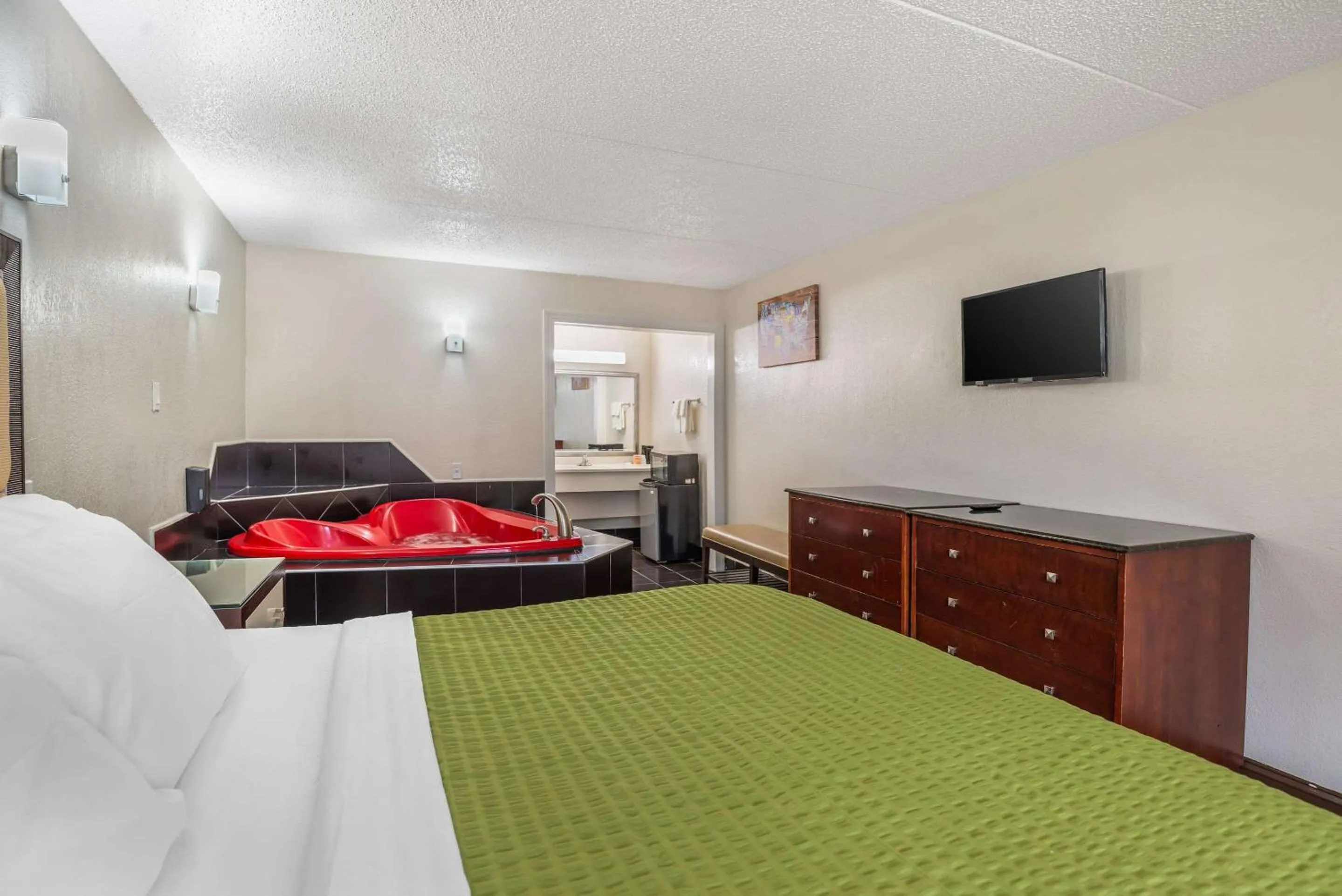 Bedroom, Bed in Days Inn by Wyndham Richmond/South