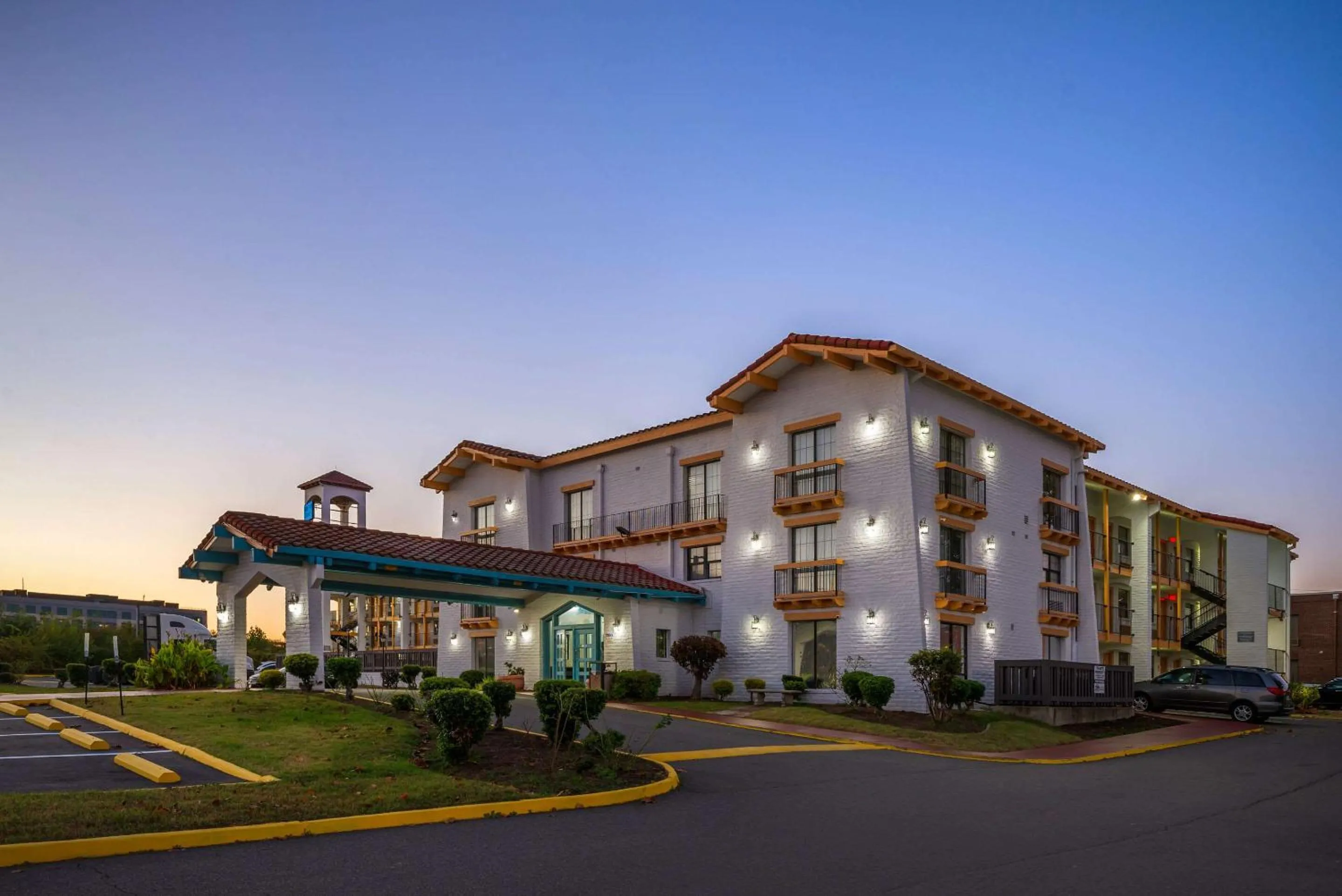 Property building in Days Inn by Wyndham Richmond/South