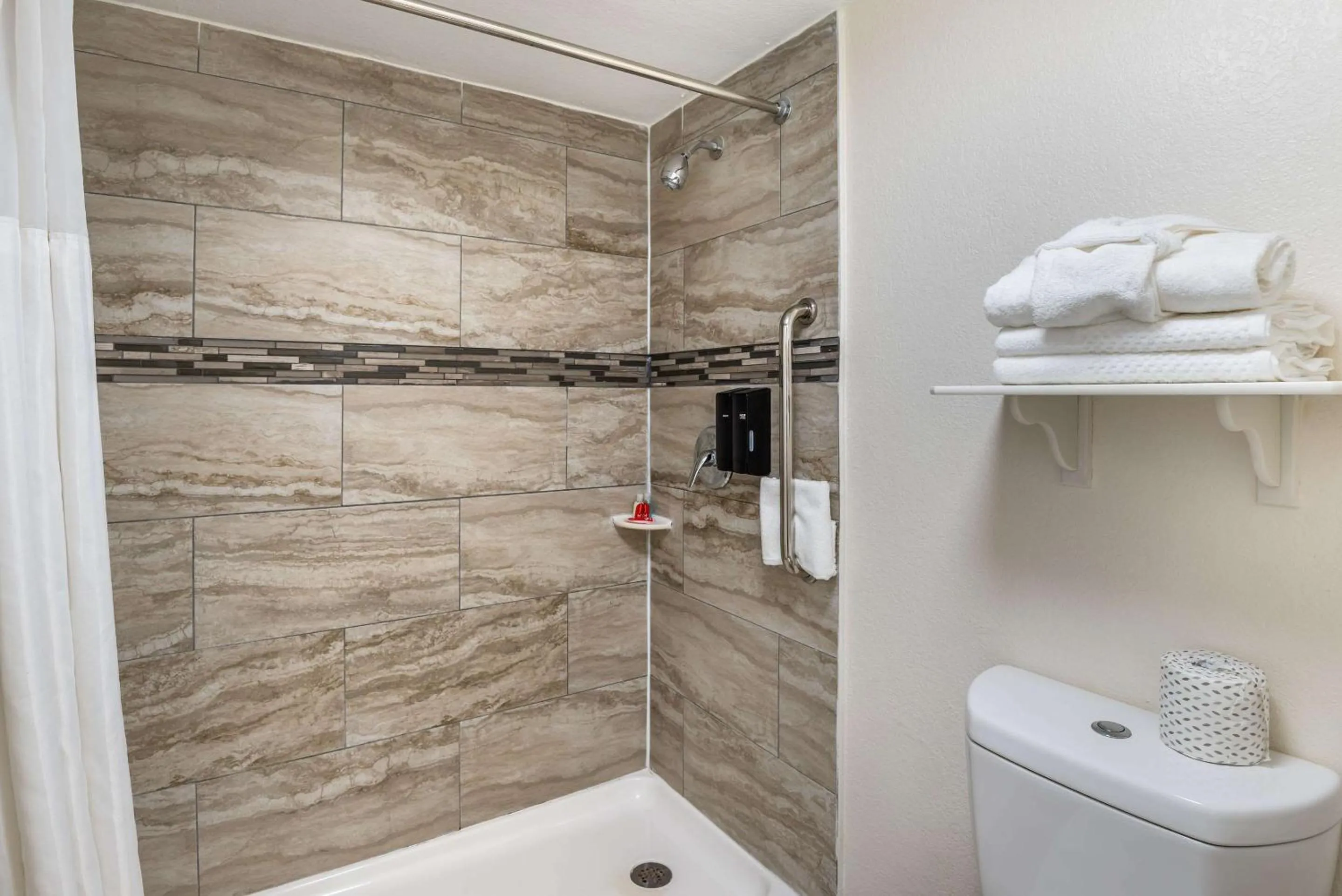 Bedroom in Days Inn by Wyndham Richmond/South