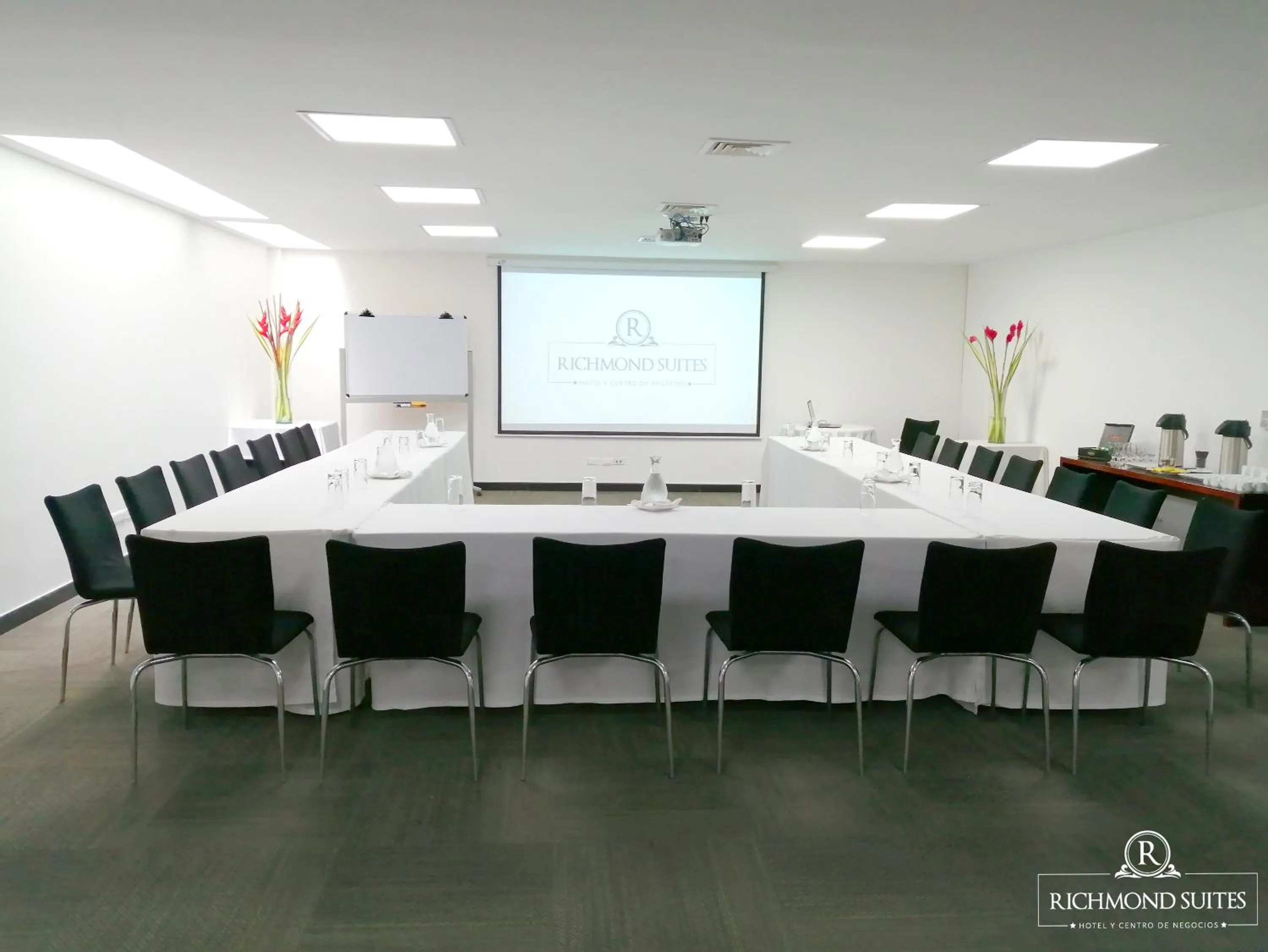Meeting/conference room in Richmond Suites Hotel