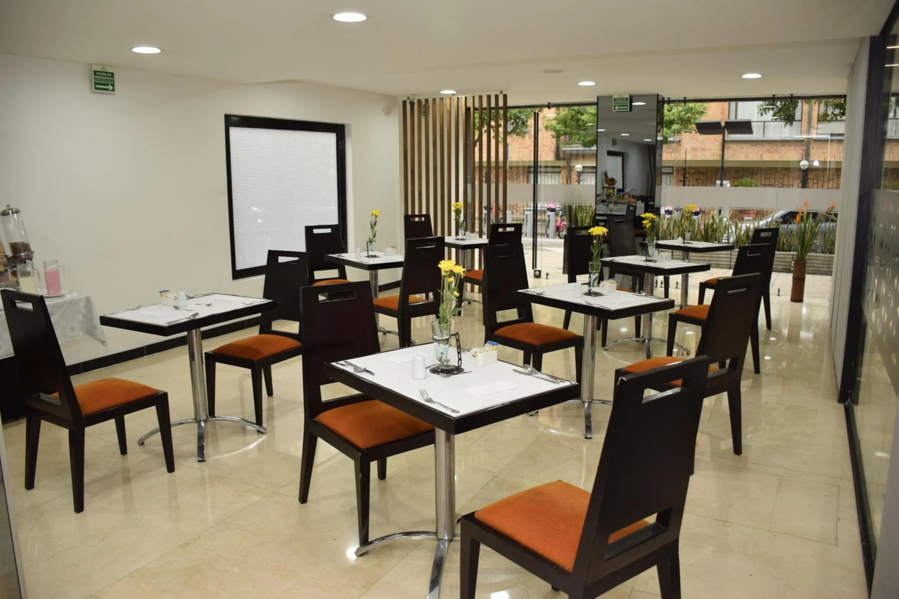 Restaurant/places to eat in Richmond Suites Hotel