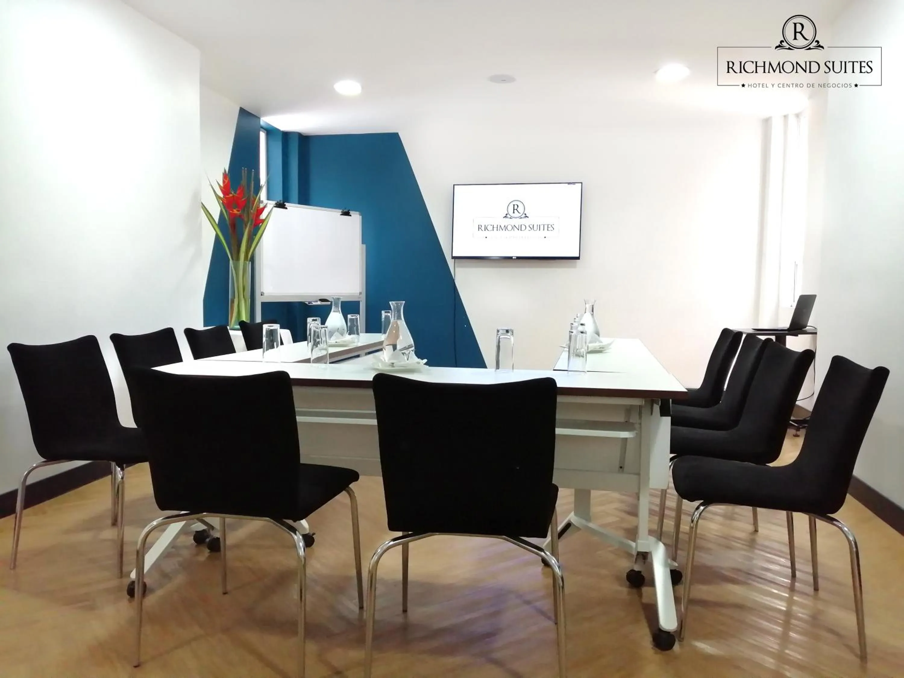 Meeting/conference room in Richmond Suites Hotel