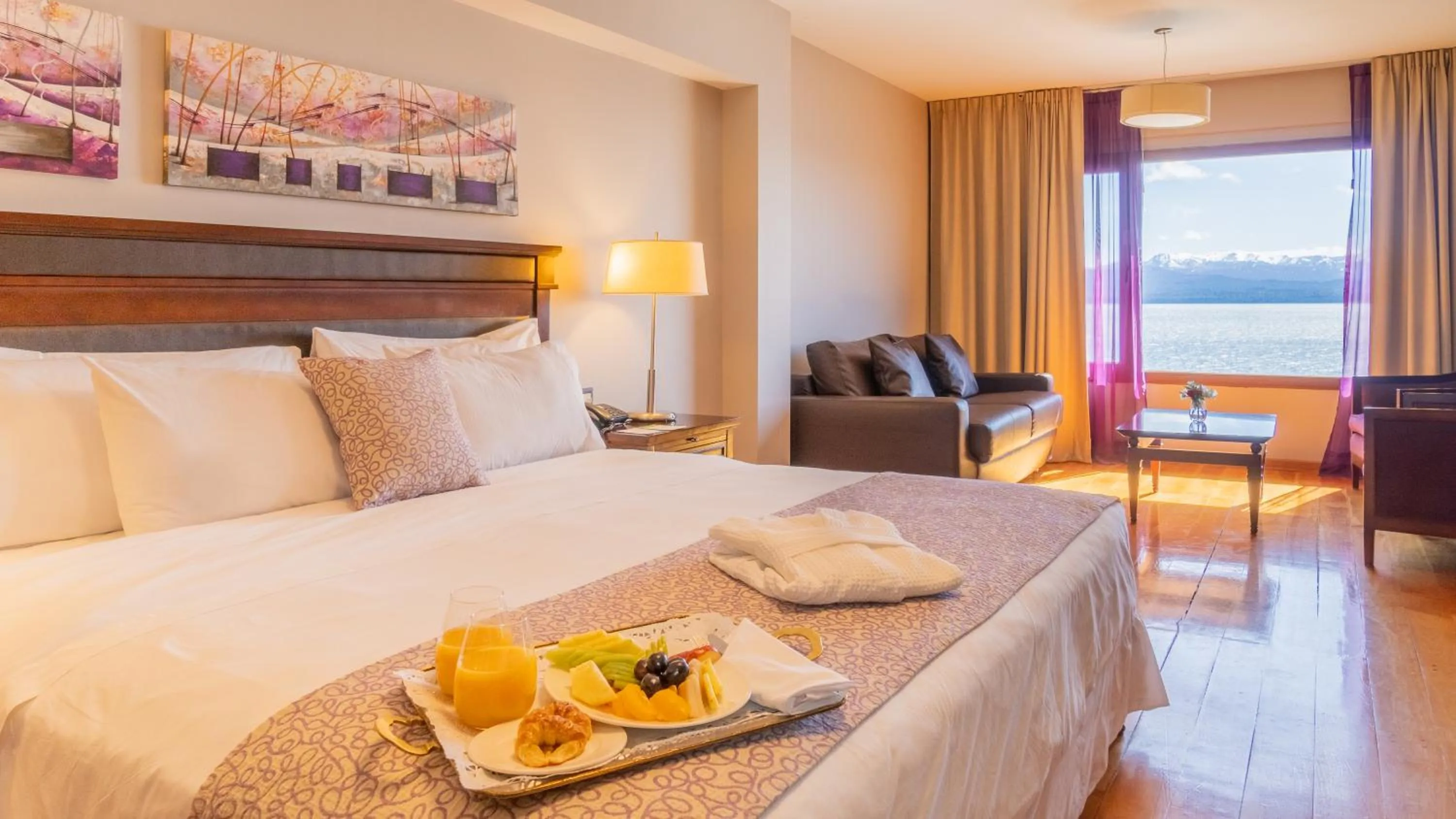 Bed in Alma Del Lago Suites & Spa