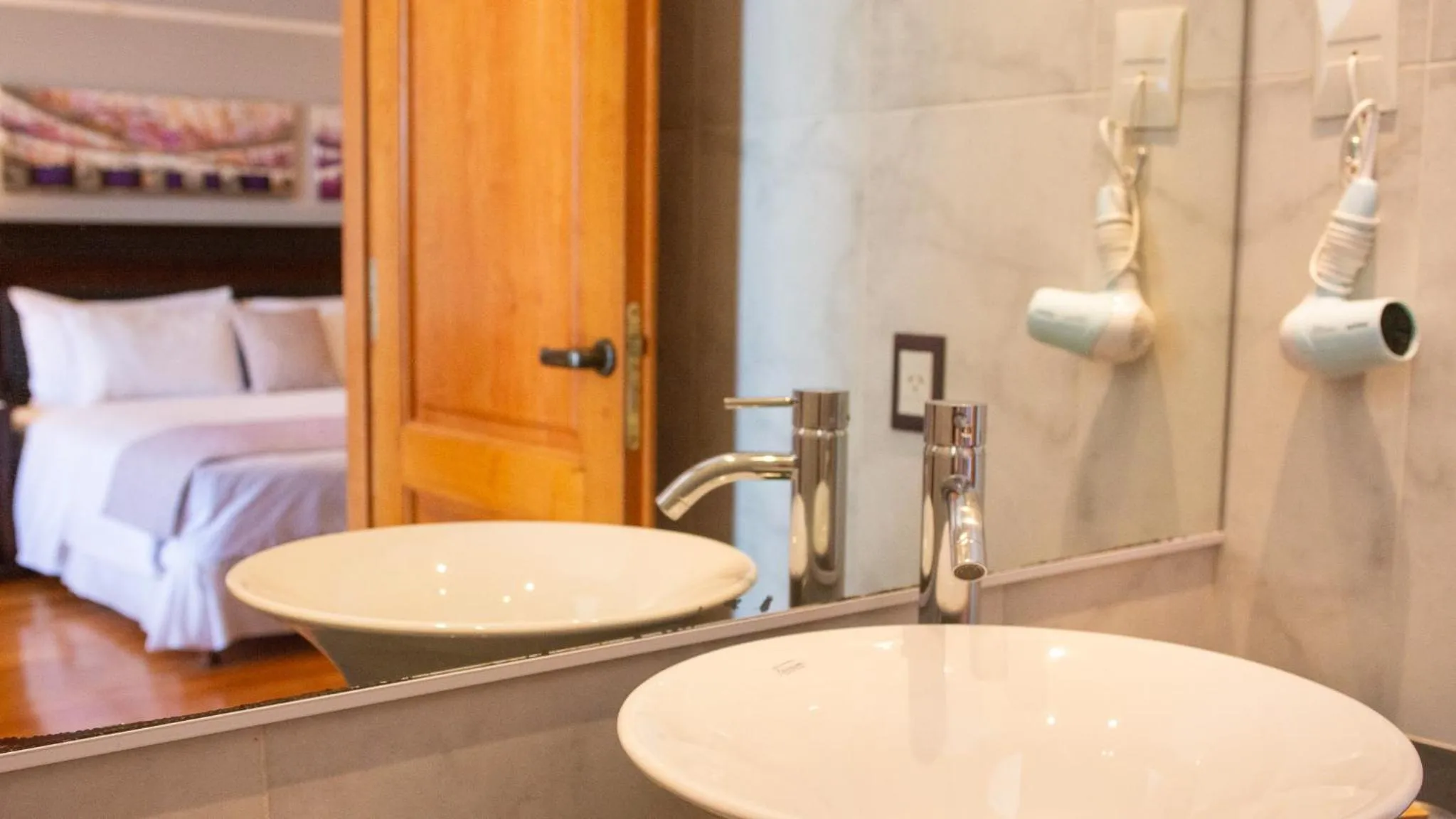 Bed in Alma Del Lago Suites & Spa