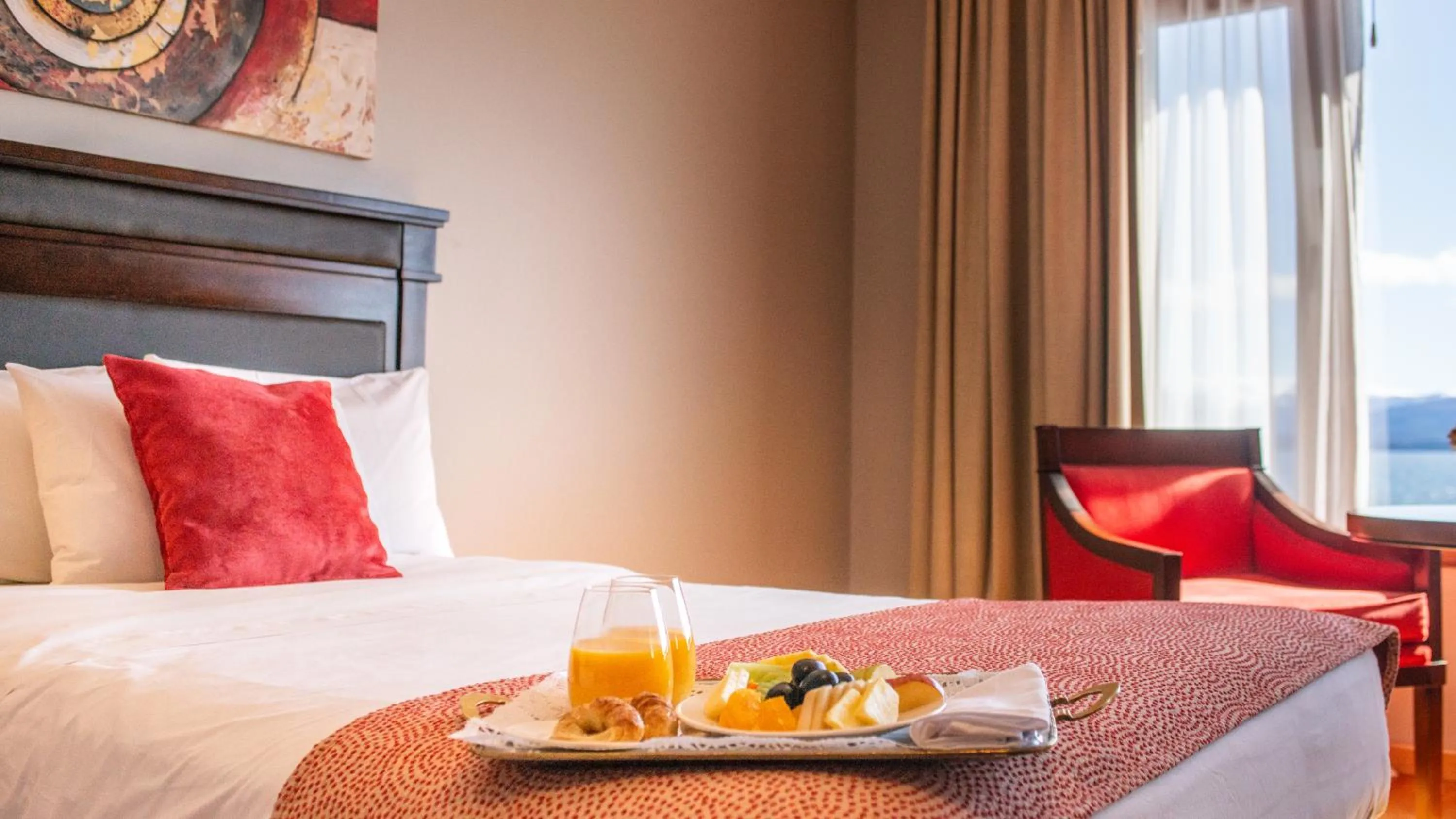 Bed in Alma Del Lago Suites & Spa