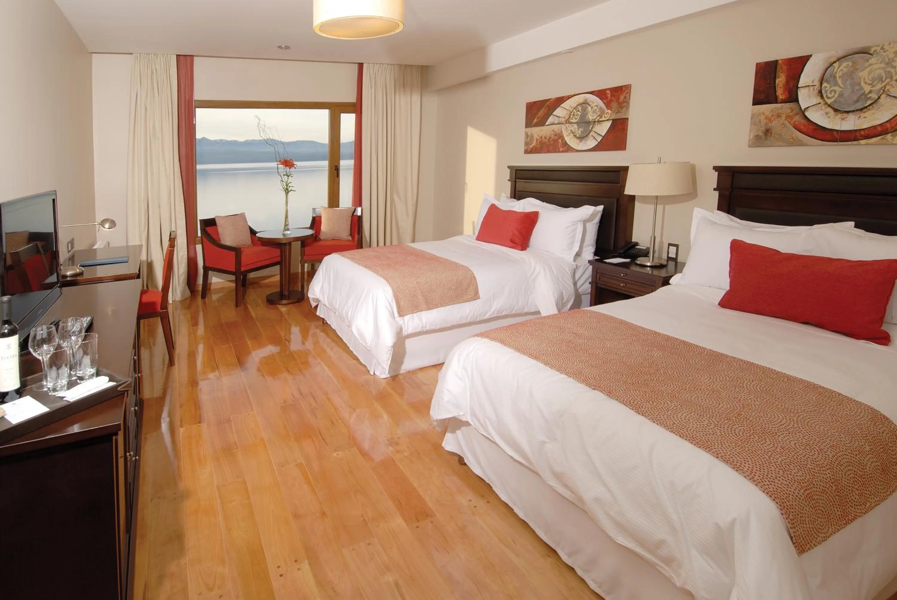 Photo of the whole room, Bed in Alma Del Lago Suites & Spa