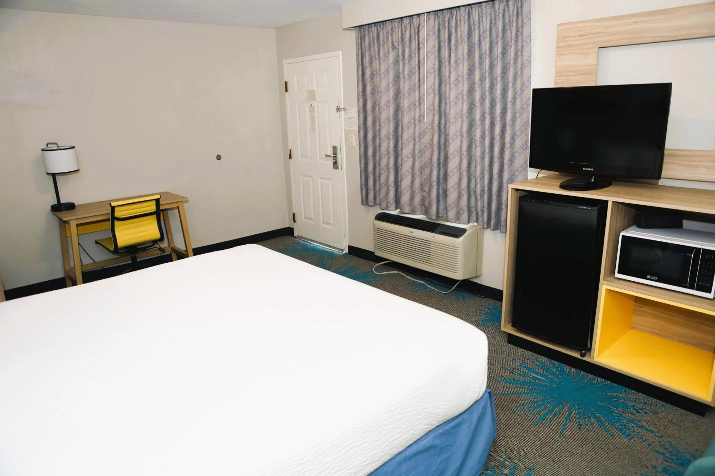 Bedroom, Bed in Days Inn by Wyndham East Albuquerque