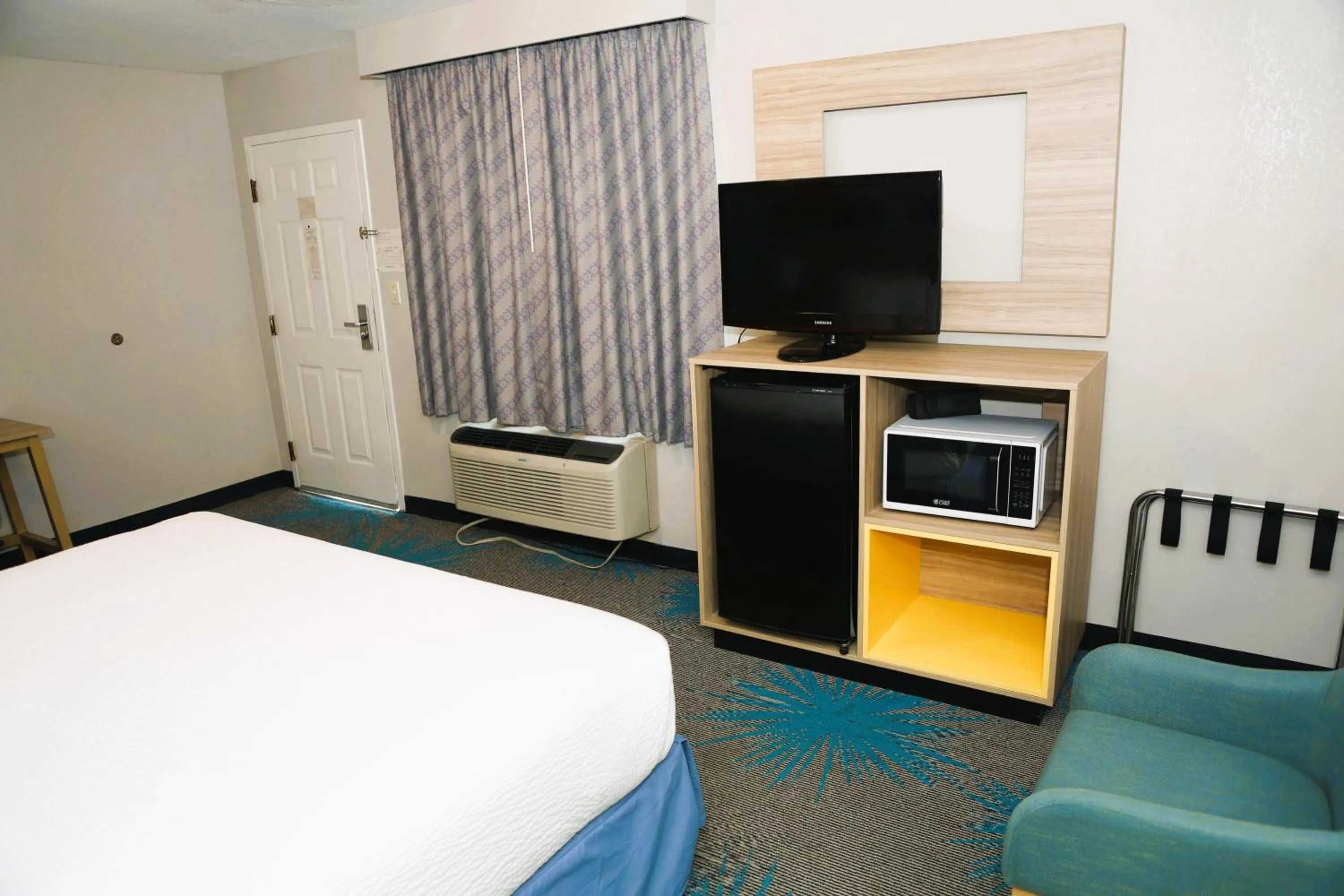 Bedroom, Bed in Days Inn by Wyndham East Albuquerque