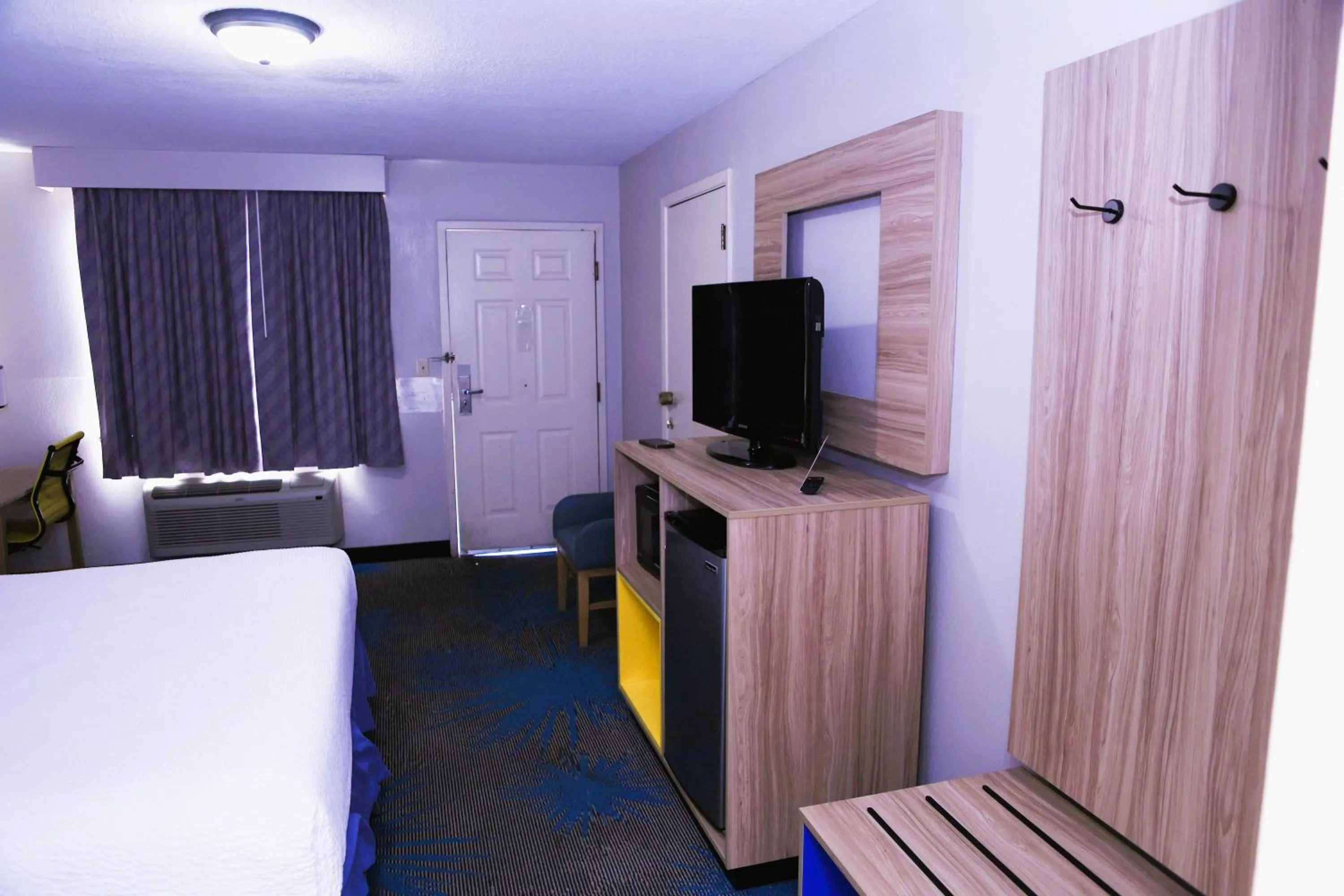 Photo of the whole room, Bed in Days Inn by Wyndham East Albuquerque