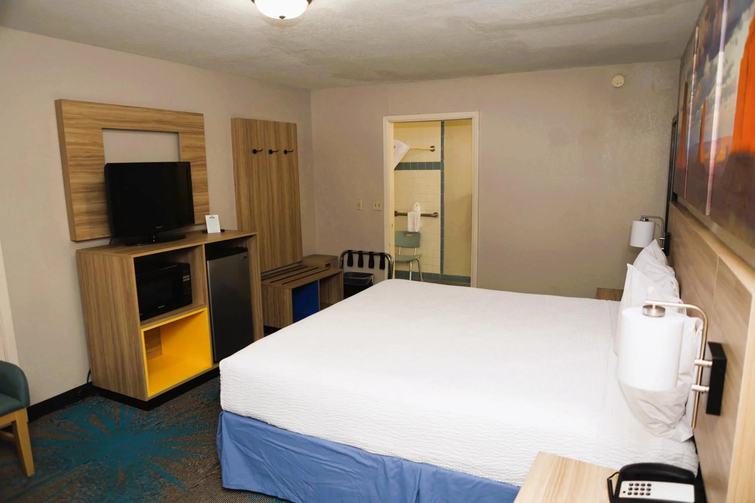 Photo of the whole room, Bed in Days Inn by Wyndham East Albuquerque