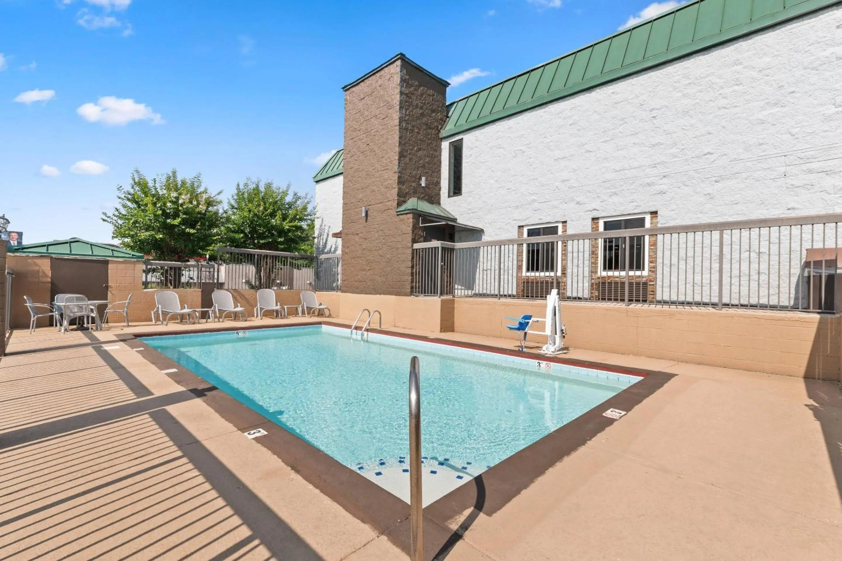 Swimming pool in Quality Inn Hixson-Chattanooga
