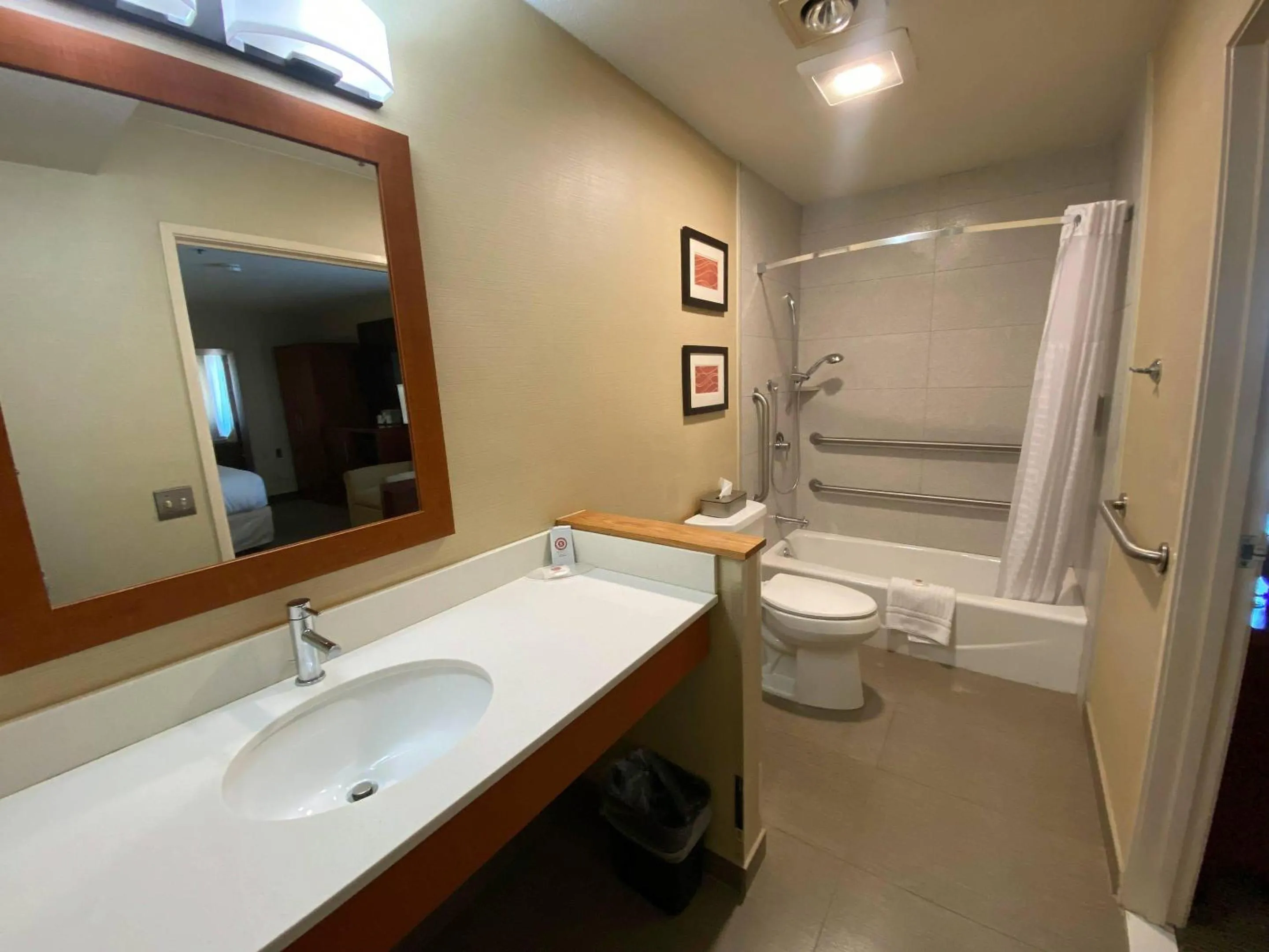 Bedroom in Comfort Inn Rutland - Killington