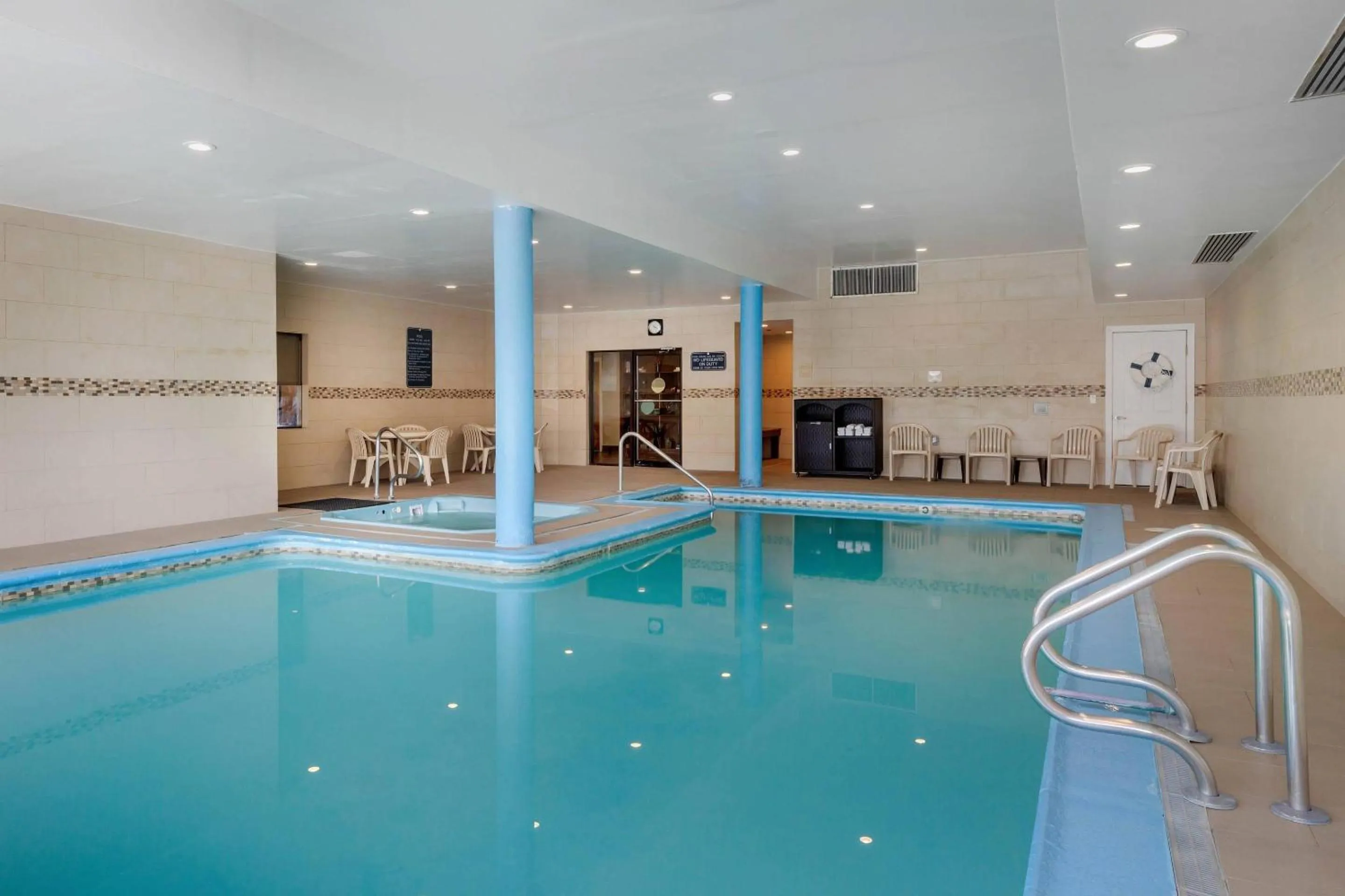 Swimming pool in Comfort Inn Rutland - Killington