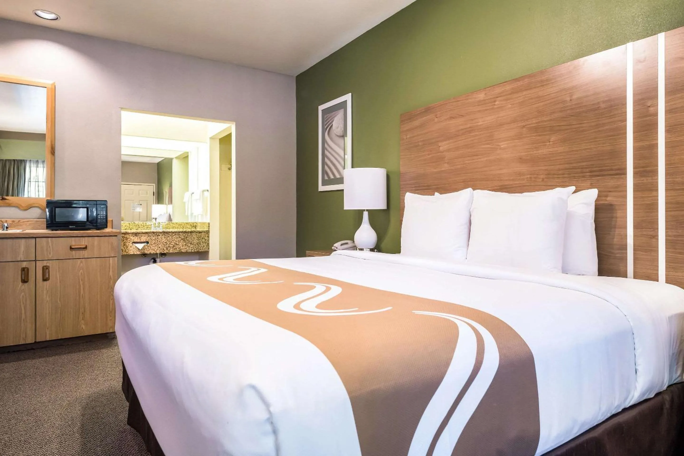 Photo of the whole room, Bed in Quality Inn & Suites Bainbridge Island