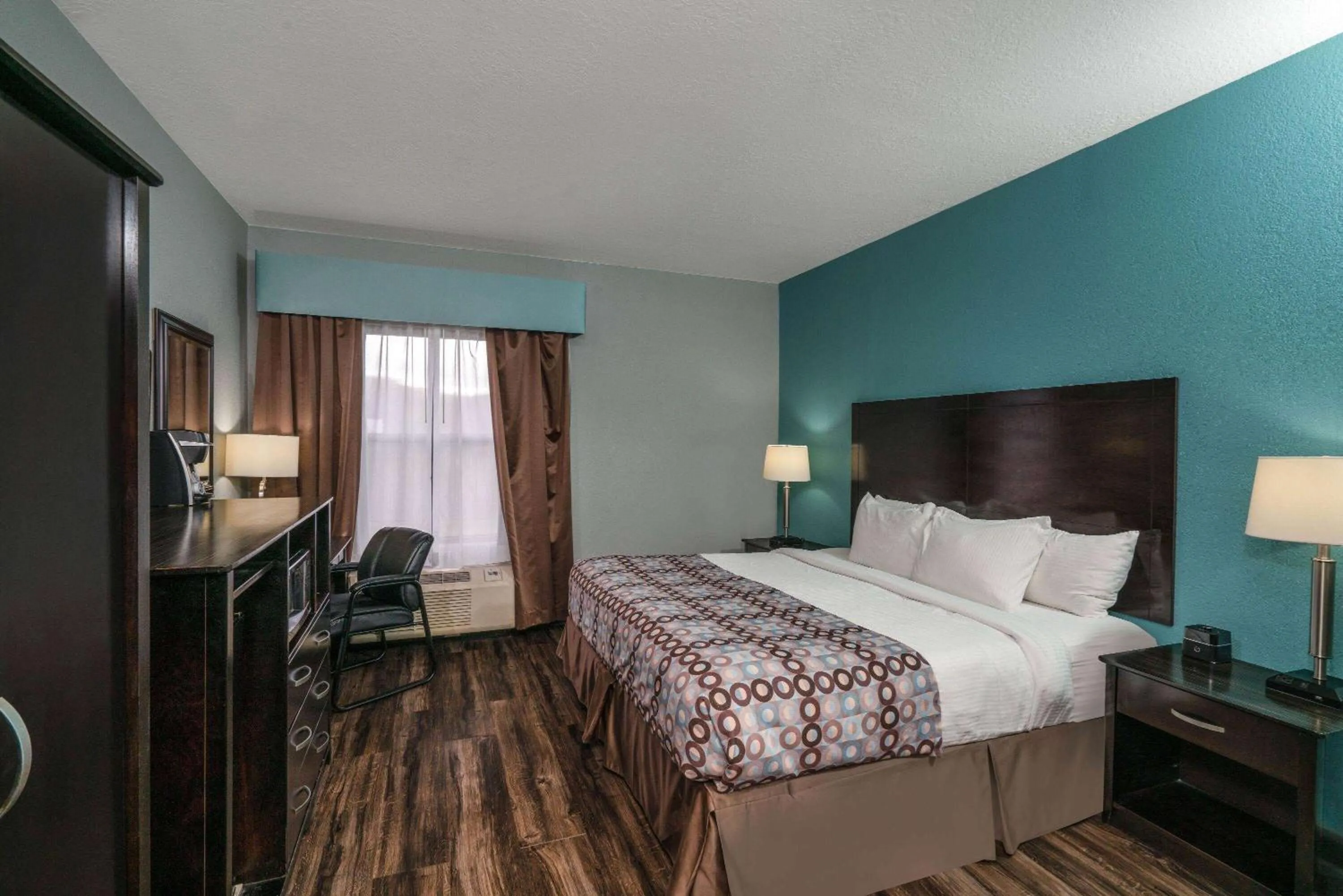 Photo of the whole room, Bed in La Quinta by Wyndham Knoxville East