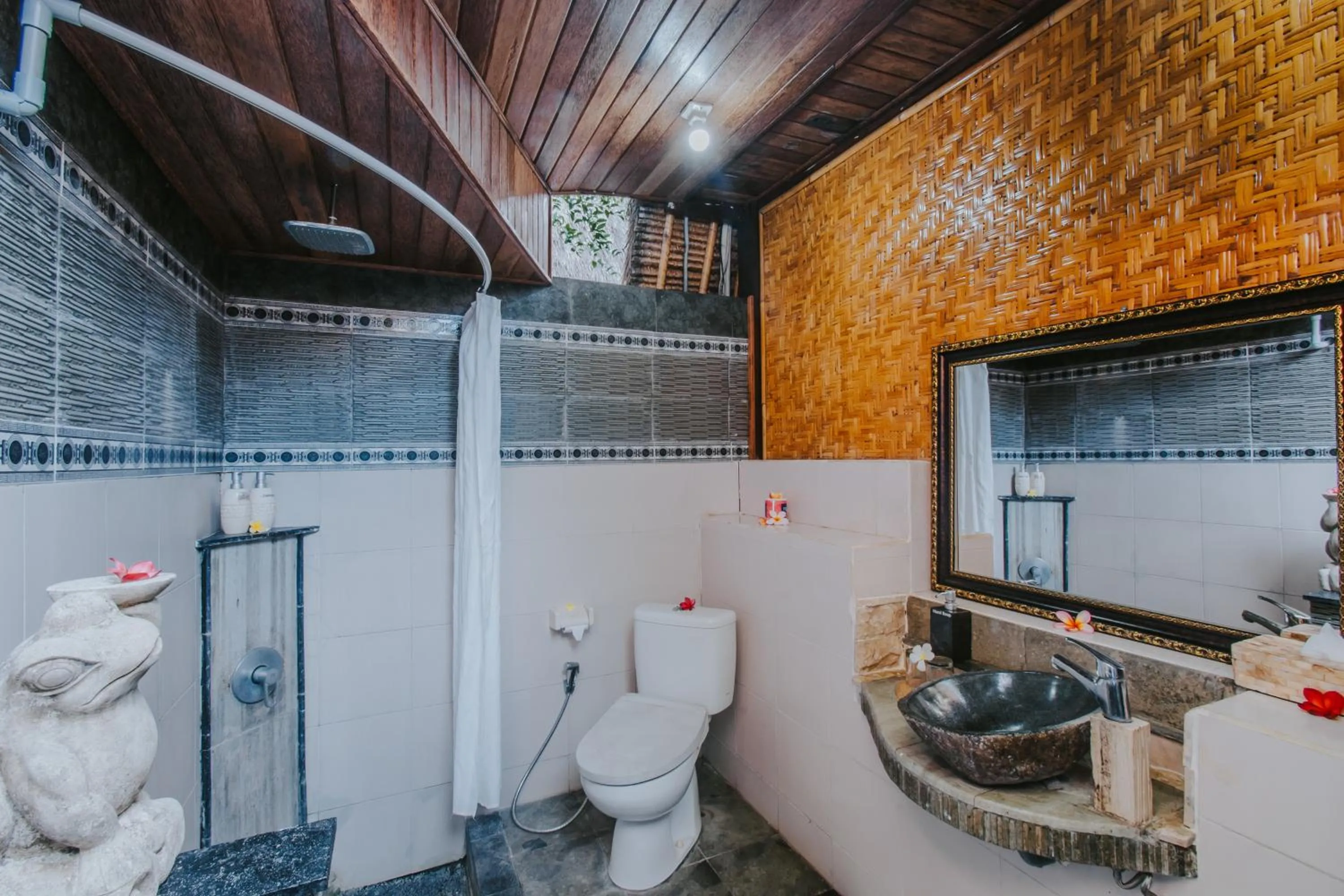 Alam Nusa Bungalow Huts & Spa