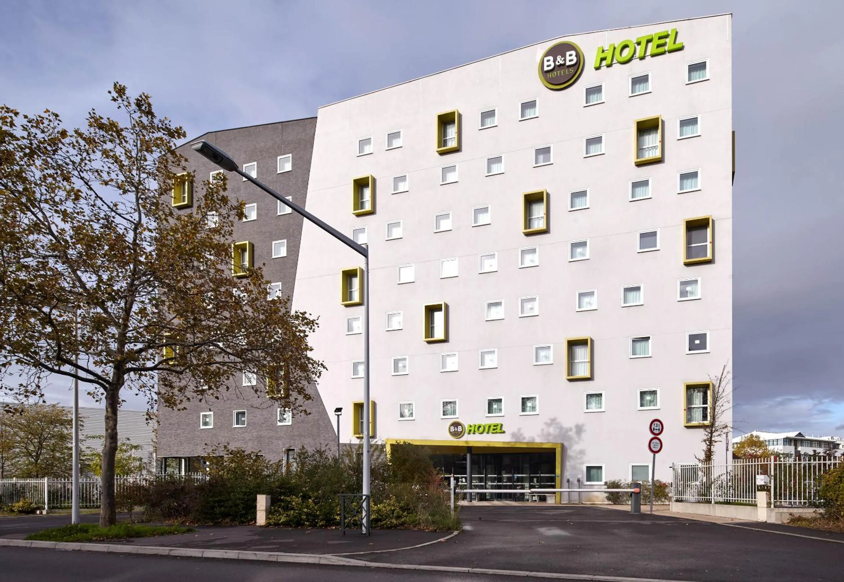 Property building in B&B HOTEL NANTERRE Rueil-Malmaison