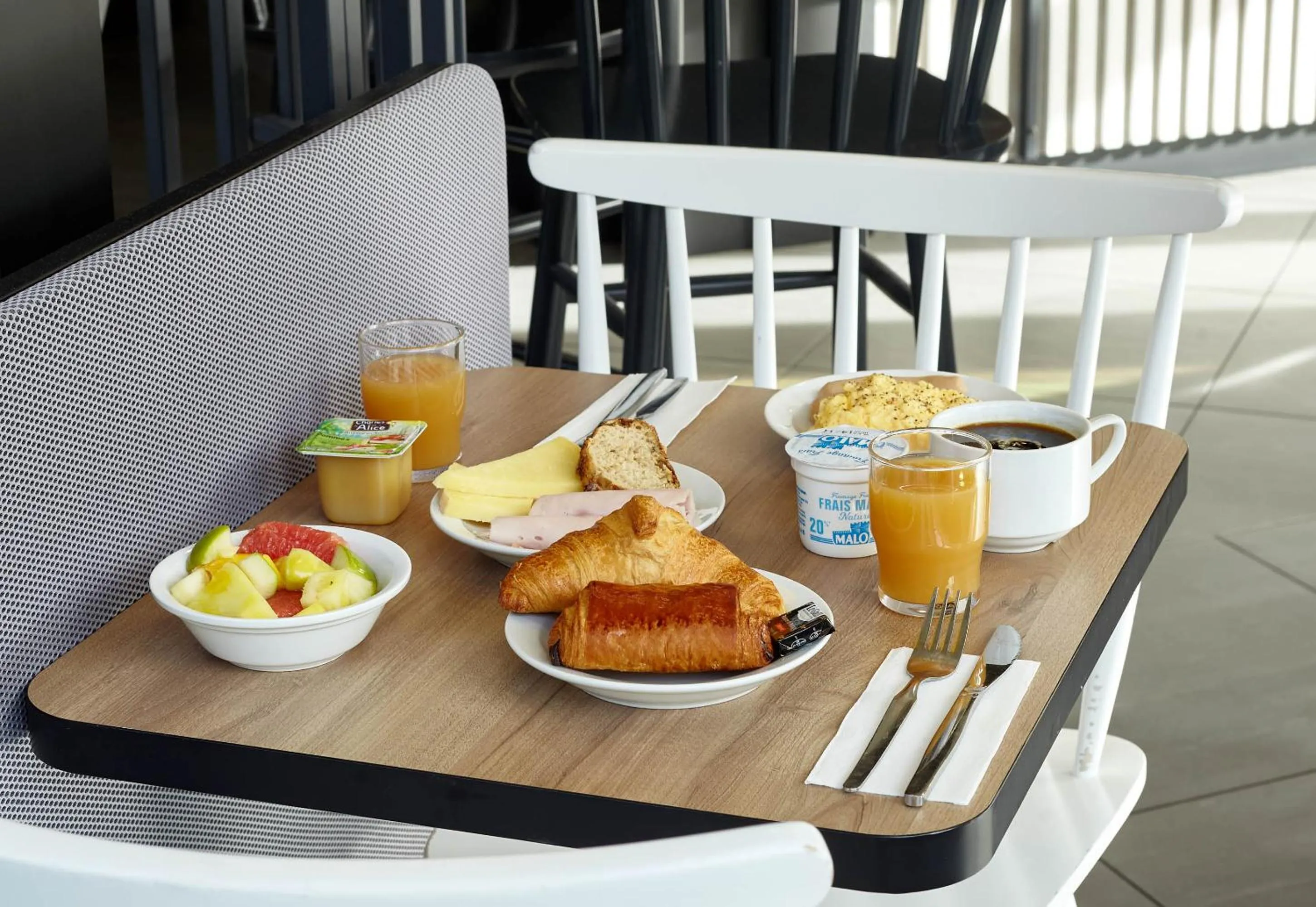 Buffet breakfast in B&B HOTEL NANTERRE Rueil-Malmaison