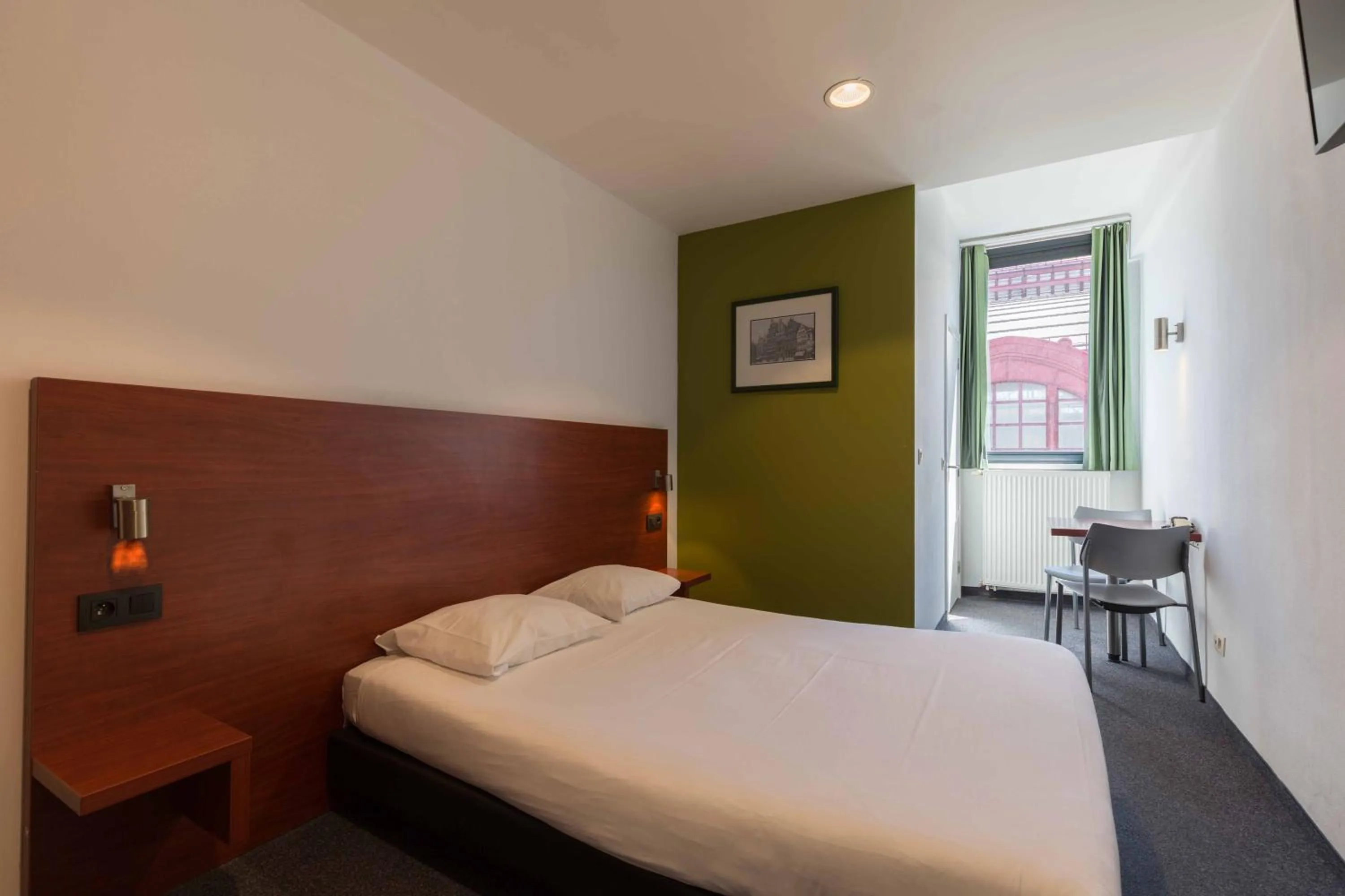 Photo of the whole room, Bed in a&o Antwerpen Centraal