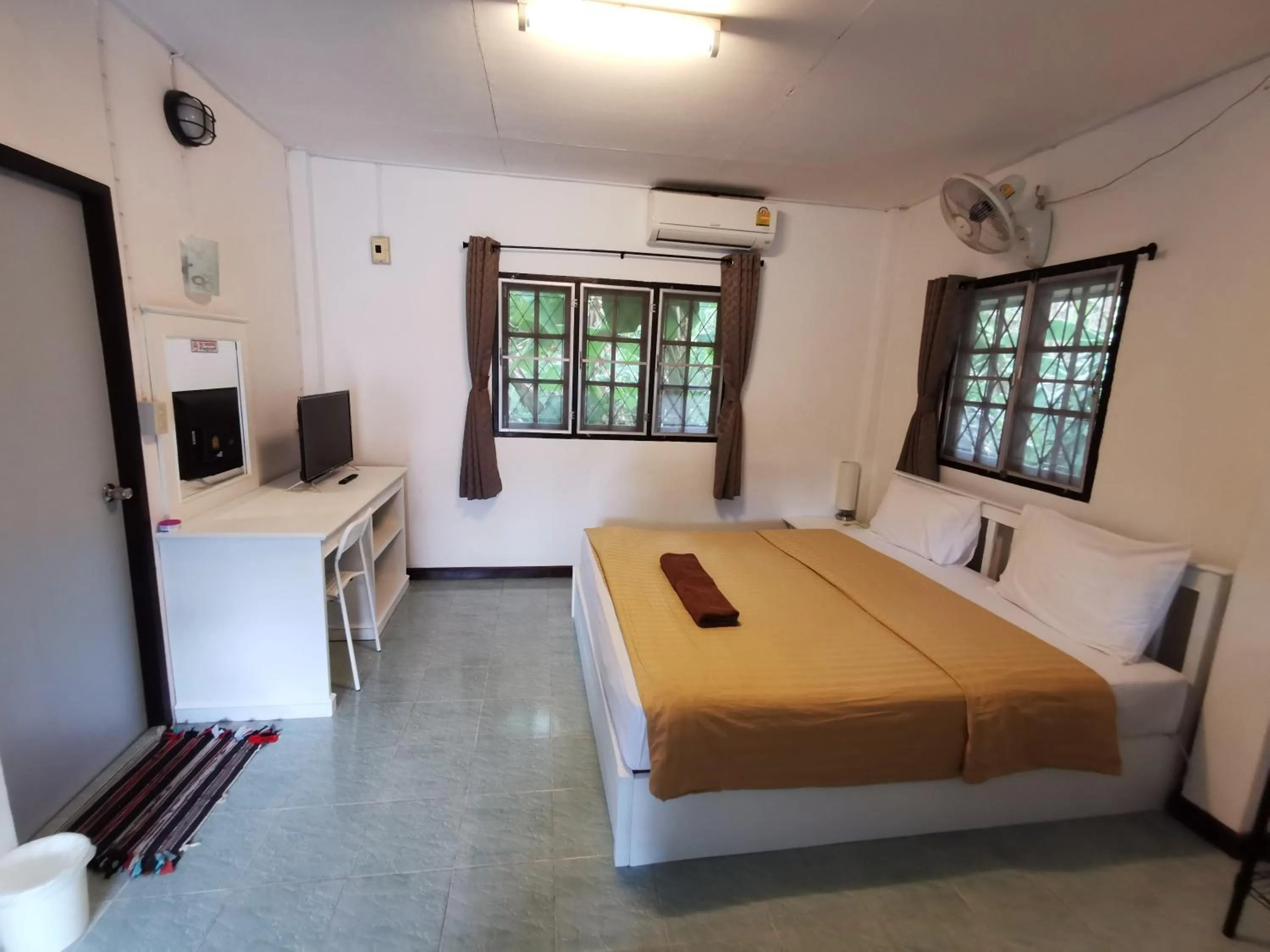 Photo of the whole room, Bed in Fullmoon House Samui