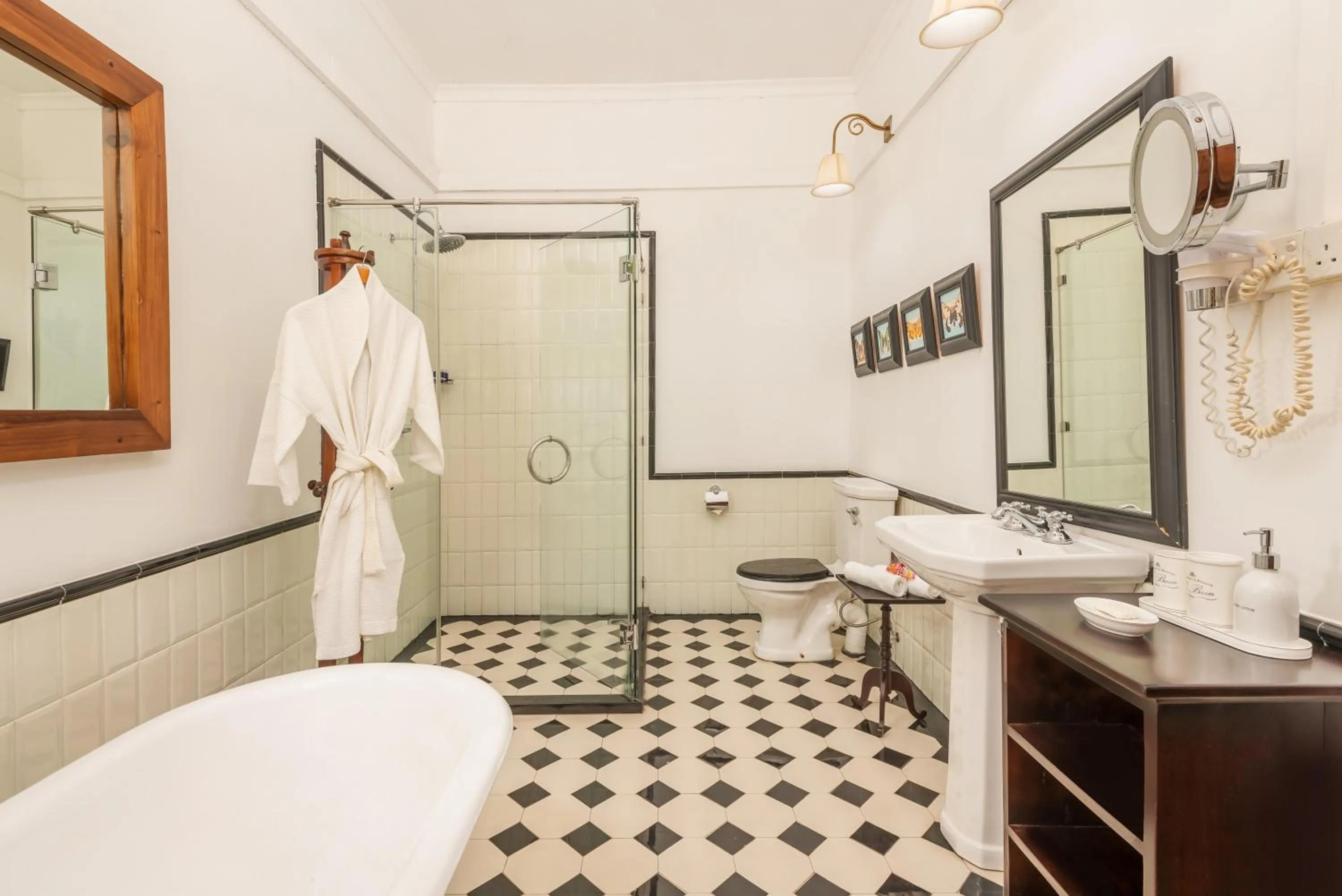 Bathroom in Jetwing Warwick Gardens