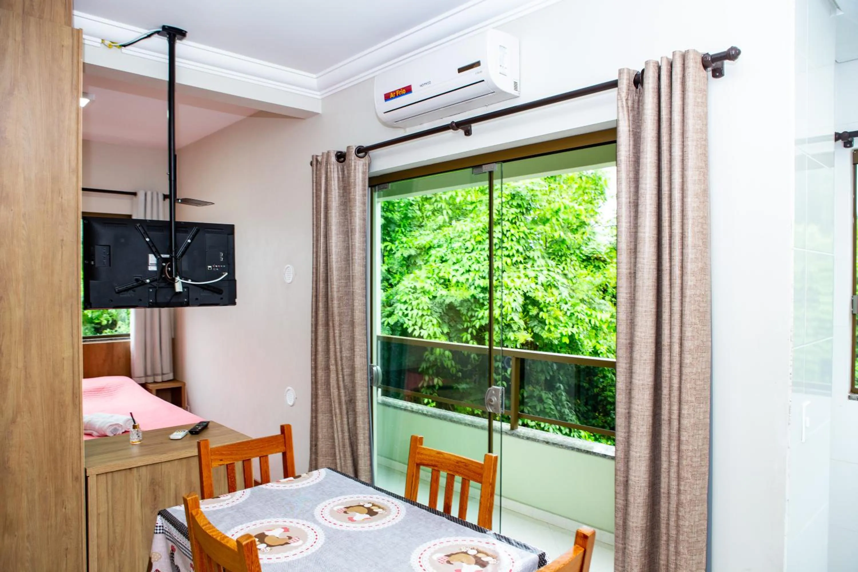 Dining area, Bed in Canto dos Pássaros Flat - Canasvieiras