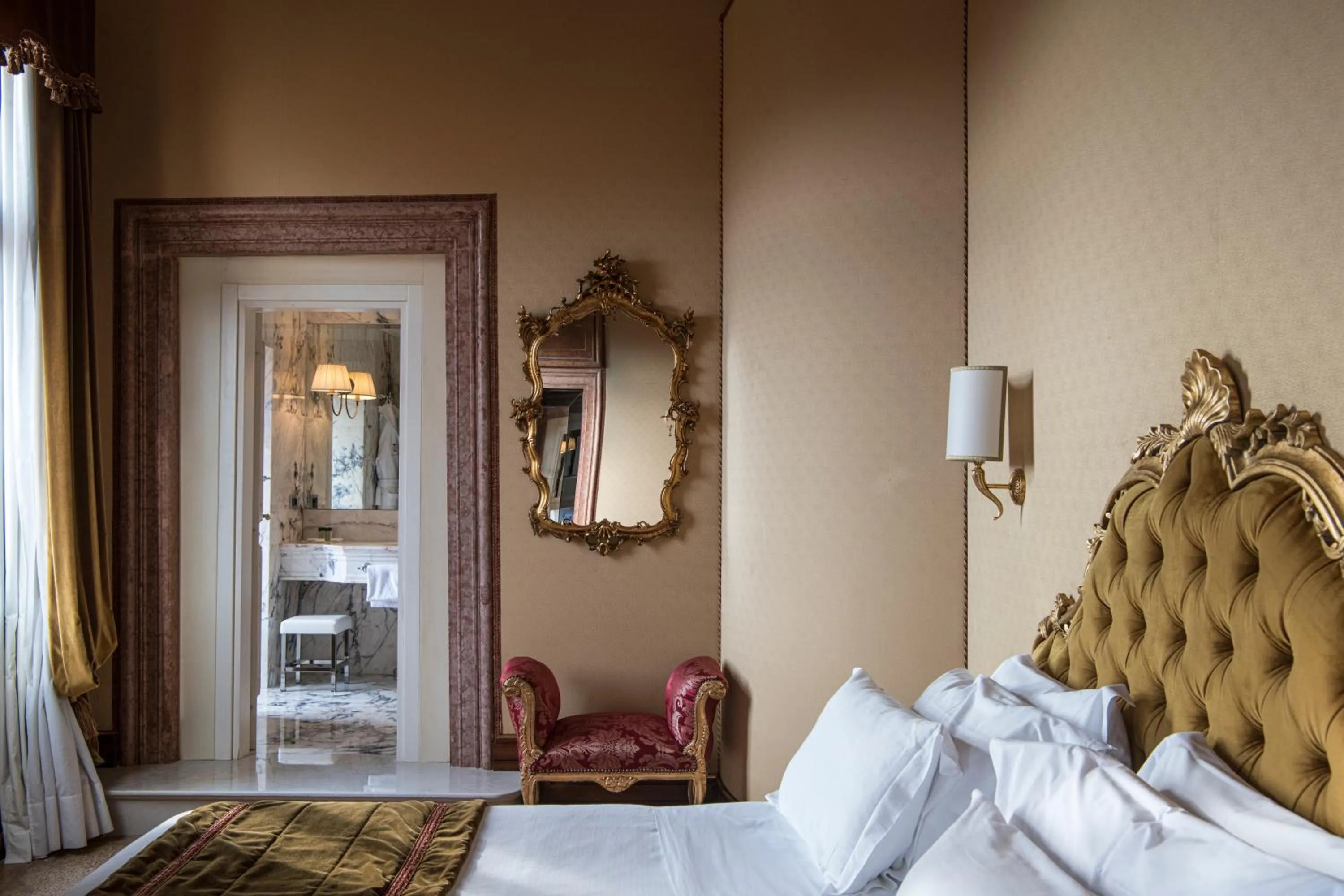 Bathroom, Bed in Hotel Nani Mocenigo Palace