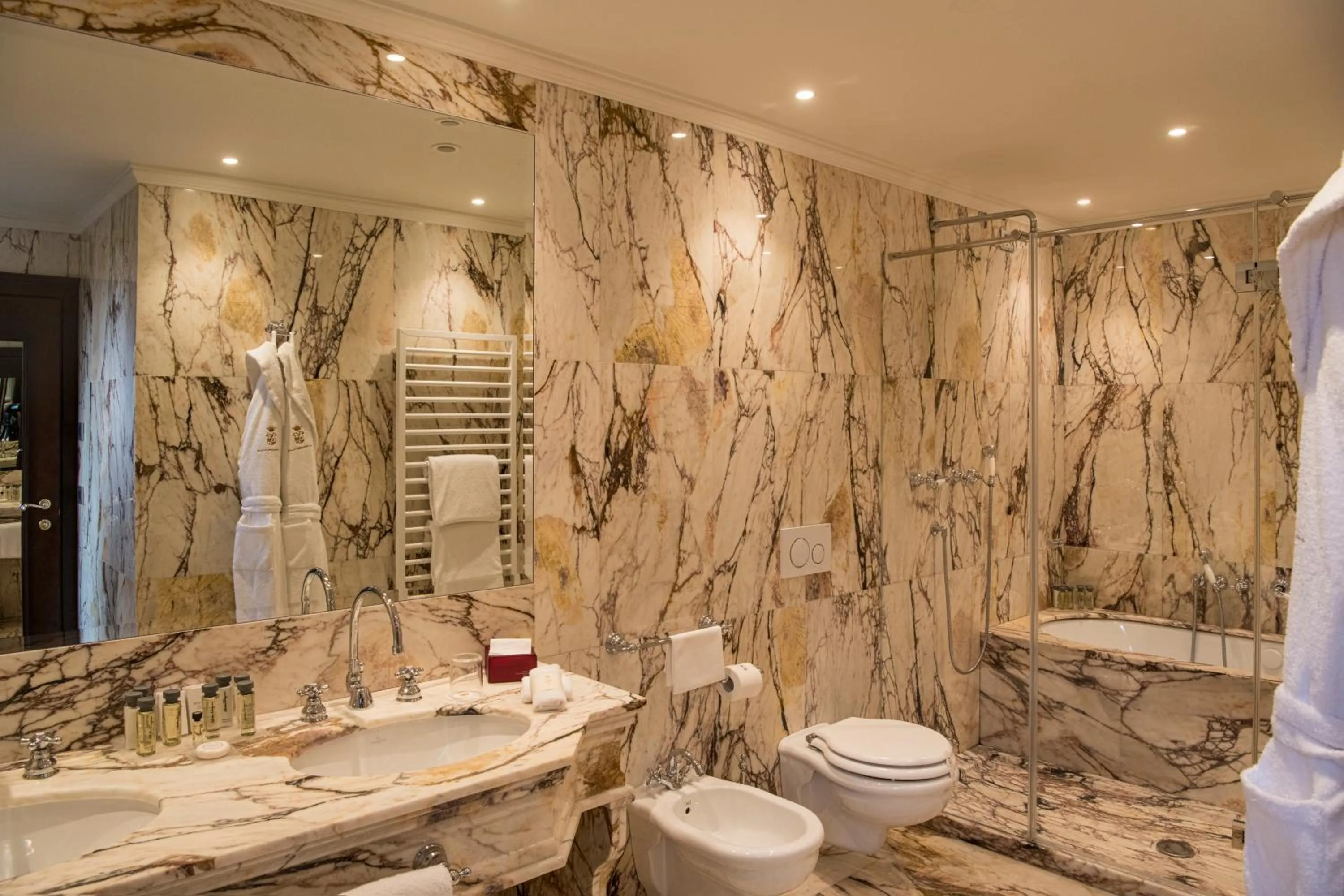 Bathroom in Hotel Nani Mocenigo Palace