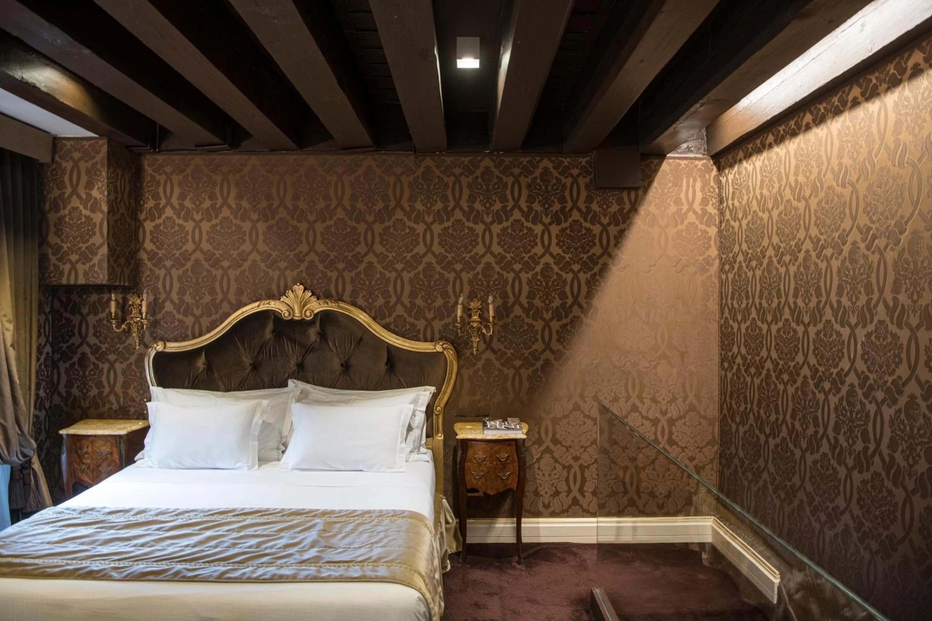 Bed in Hotel Nani Mocenigo Palace