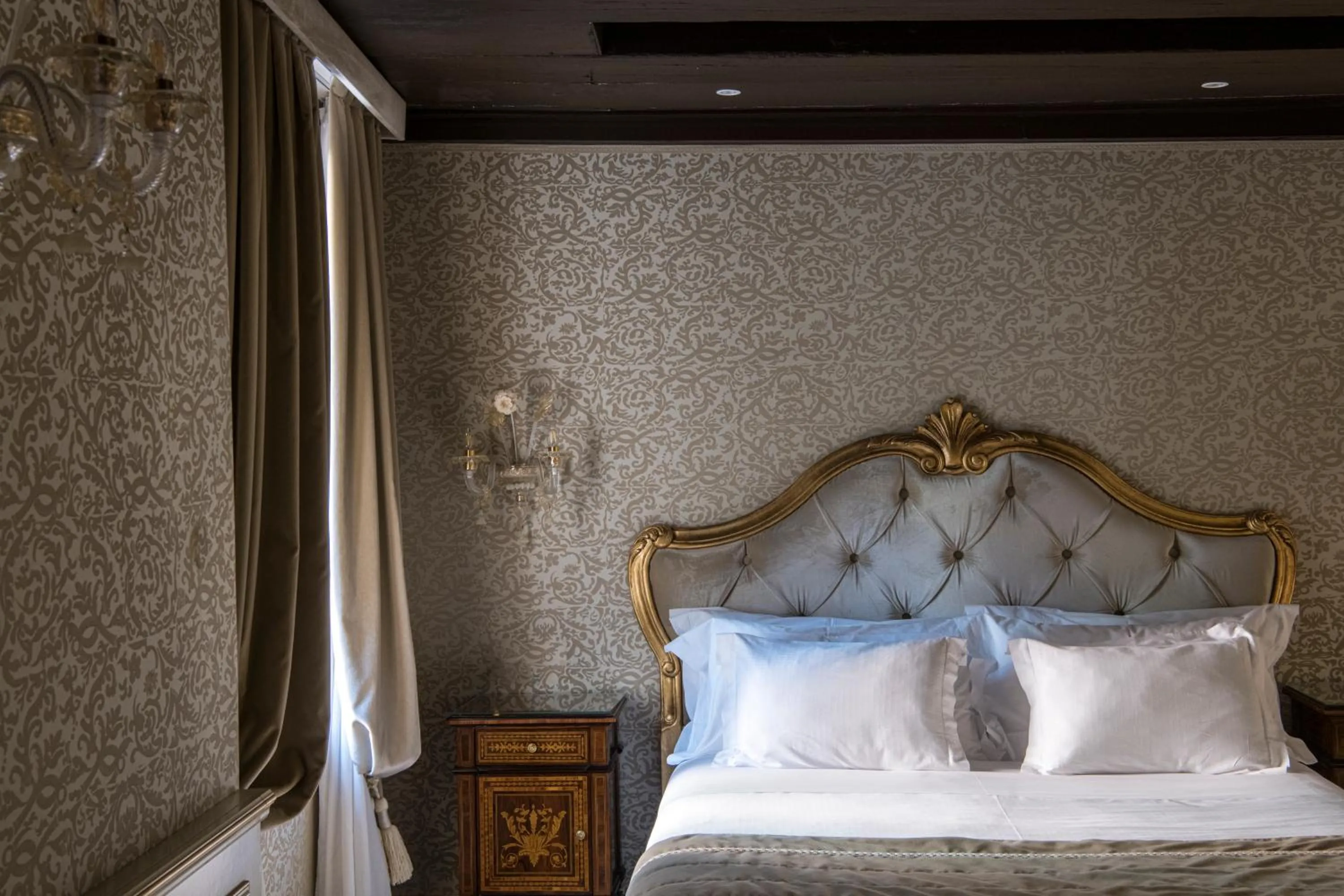 Bed in Hotel Nani Mocenigo Palace