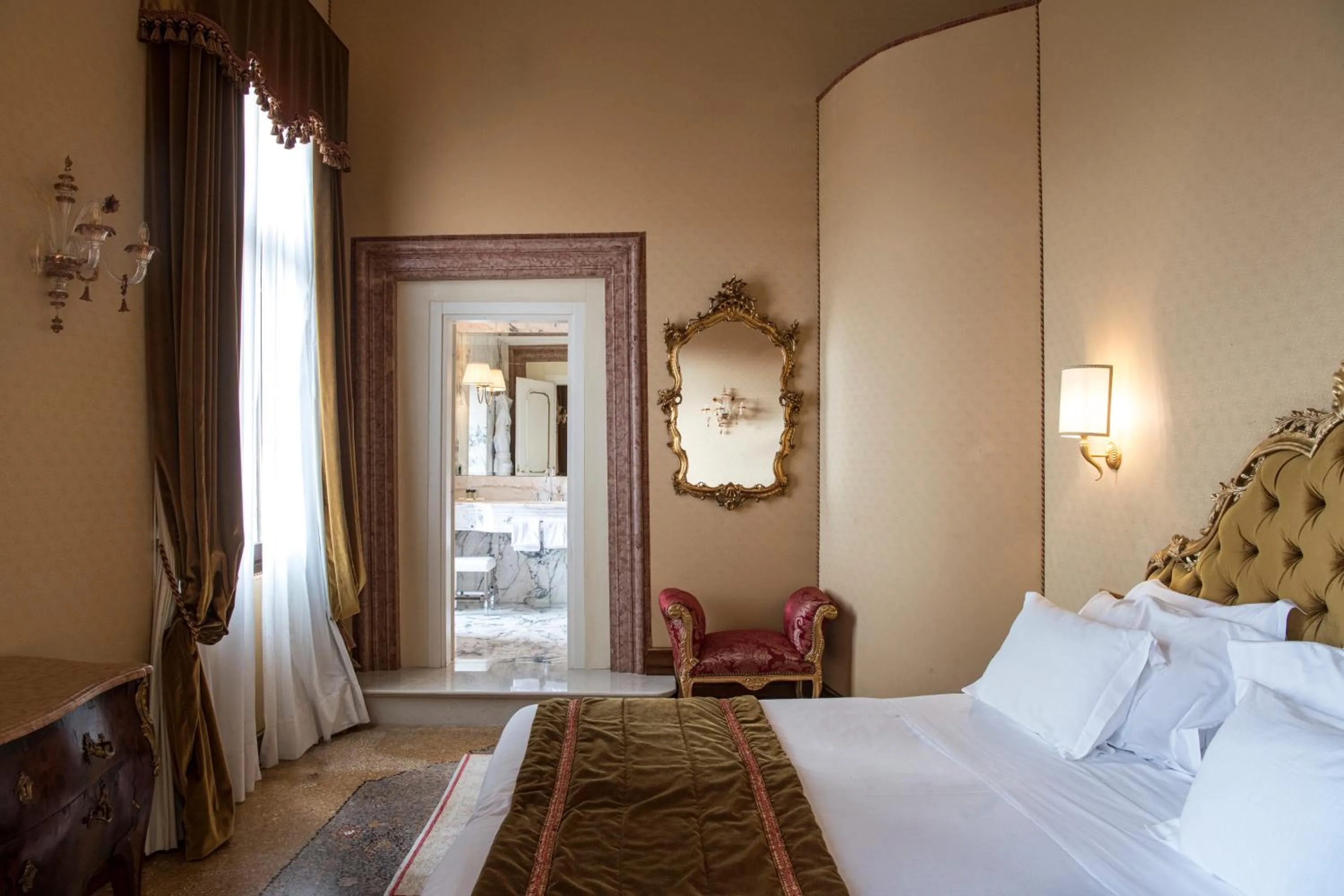 Photo of the whole room, Bed in Hotel Nani Mocenigo Palace
