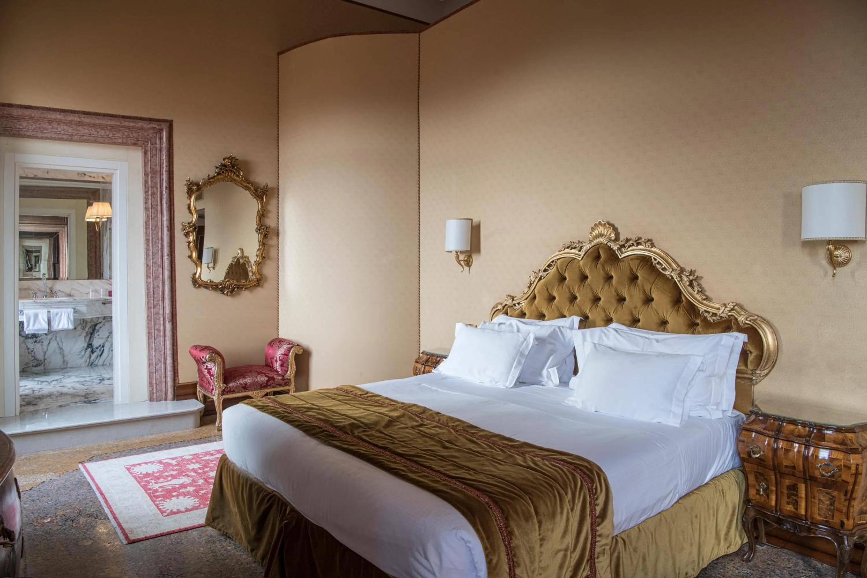 Bathroom, Bed in Hotel Nani Mocenigo Palace