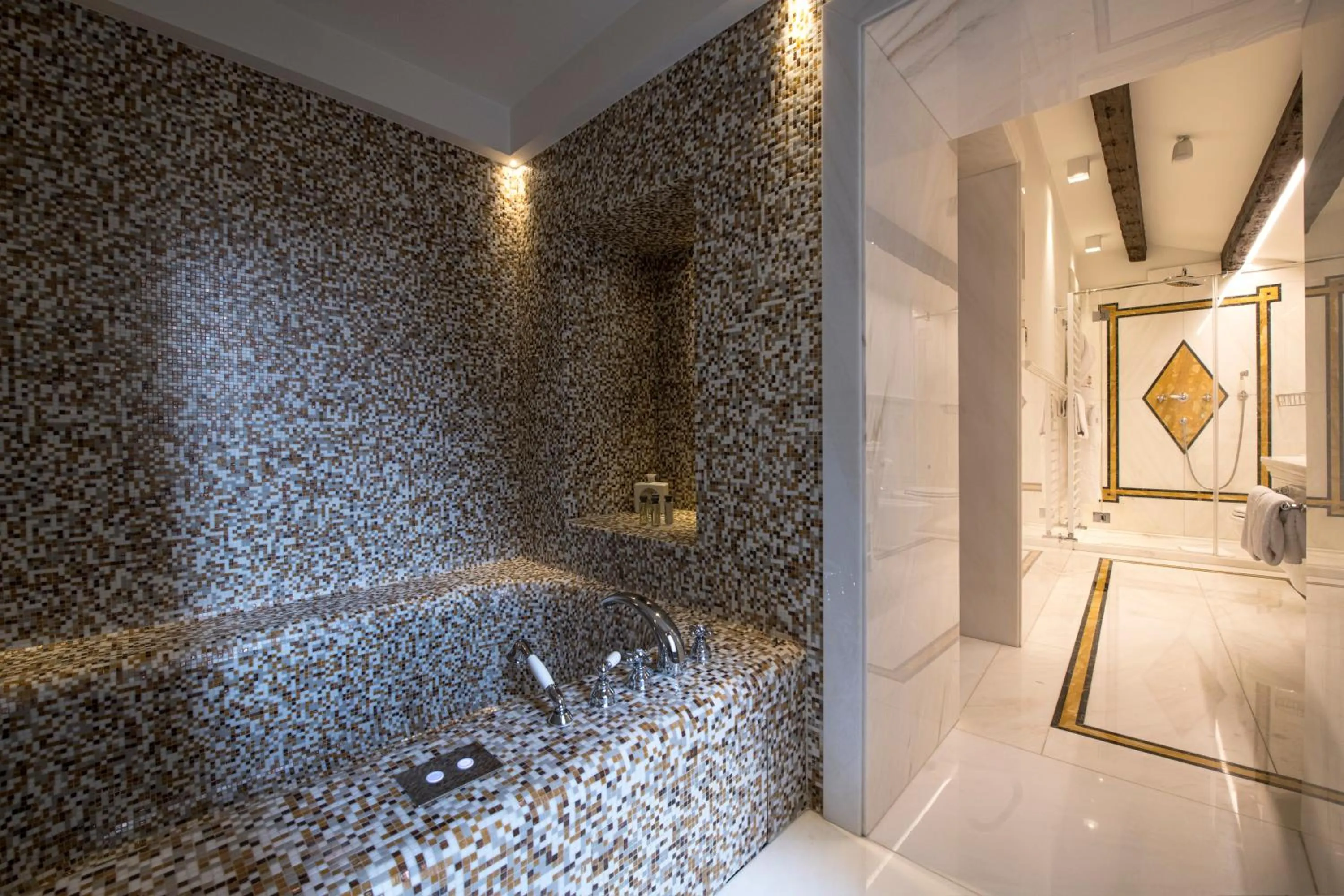 Shower in Hotel Nani Mocenigo Palace
