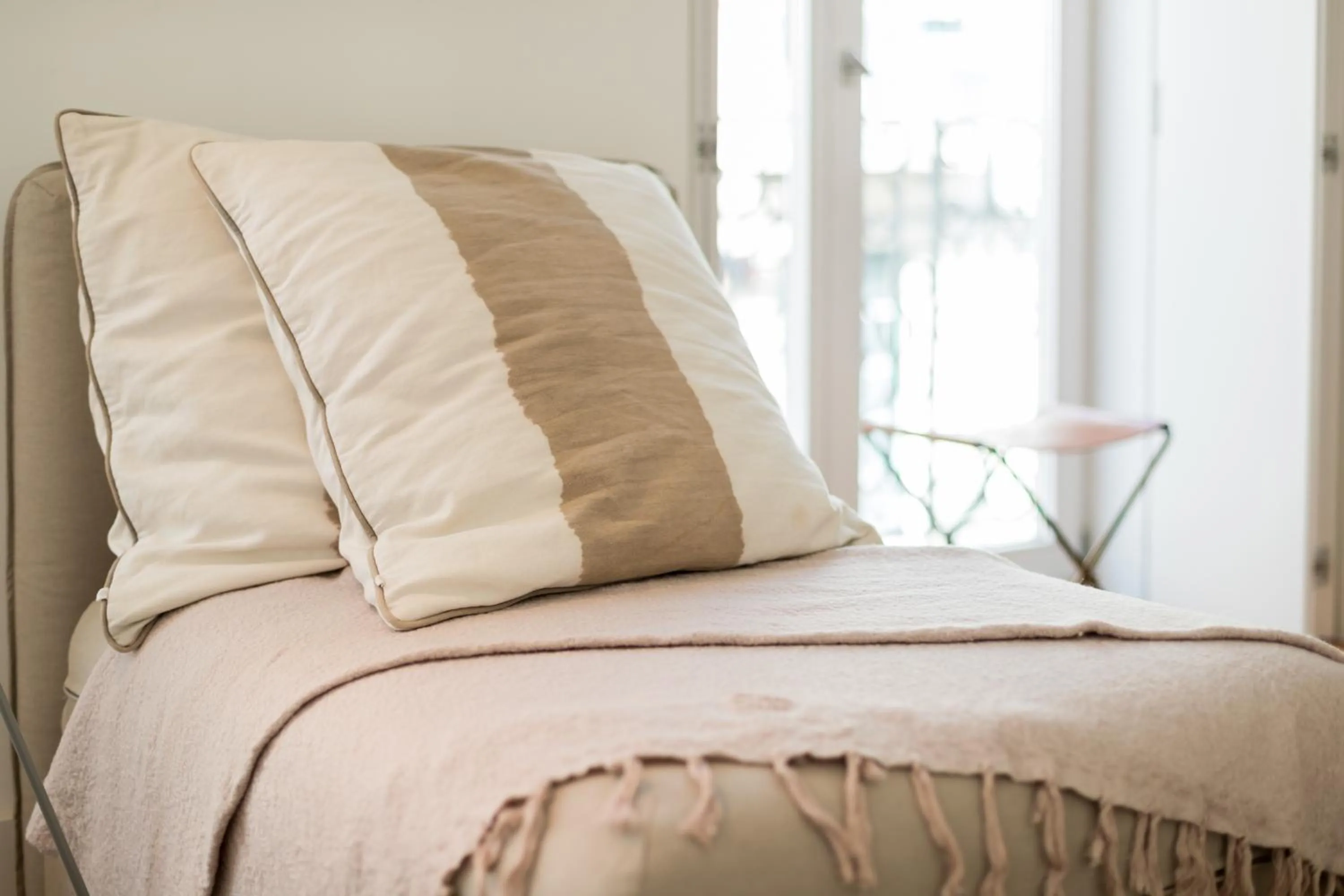 Decorative detail, Bed in Chiado Cozy Apartments - by LU Holidays