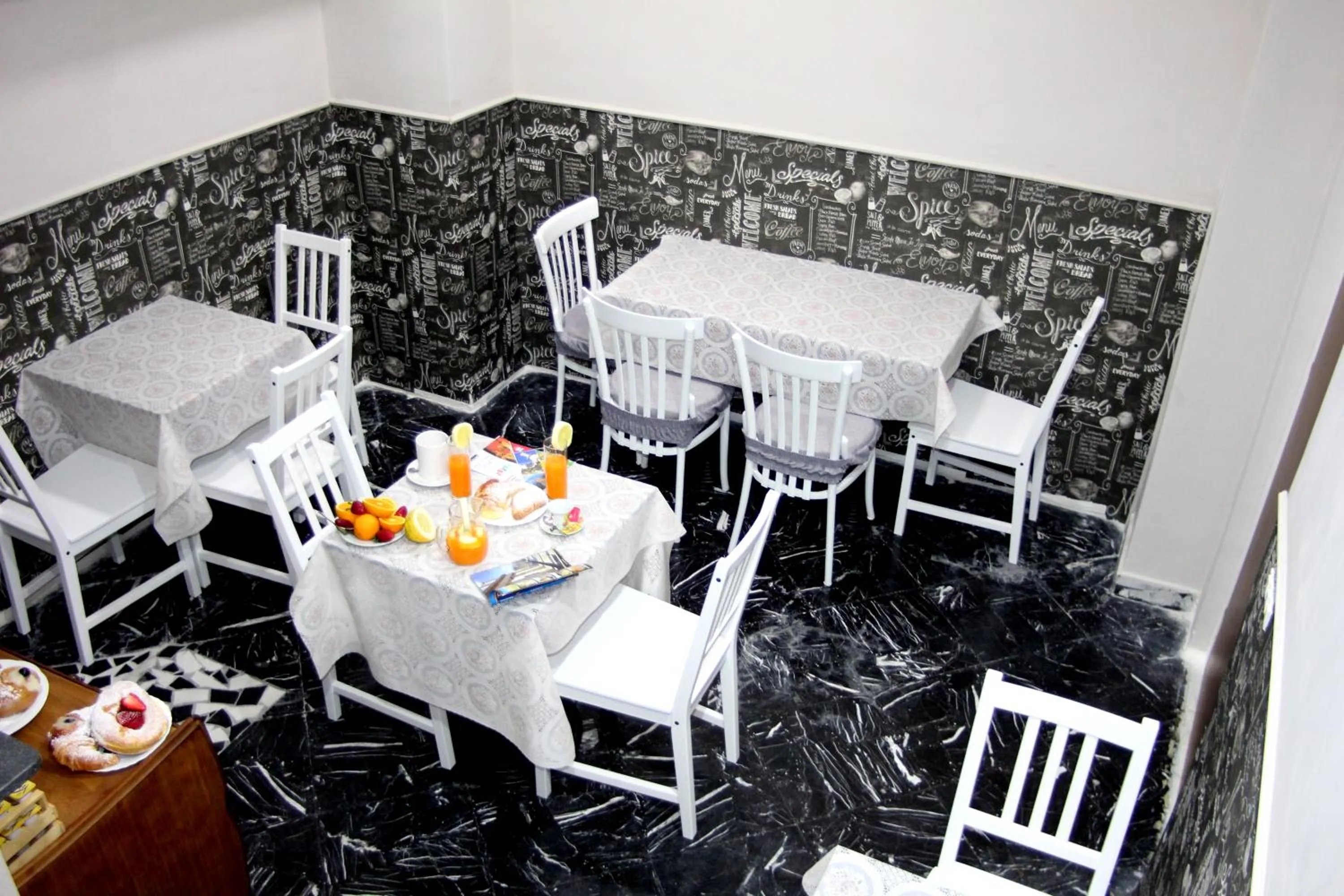 Communal lounge/ TV room in B&B Dolcevita