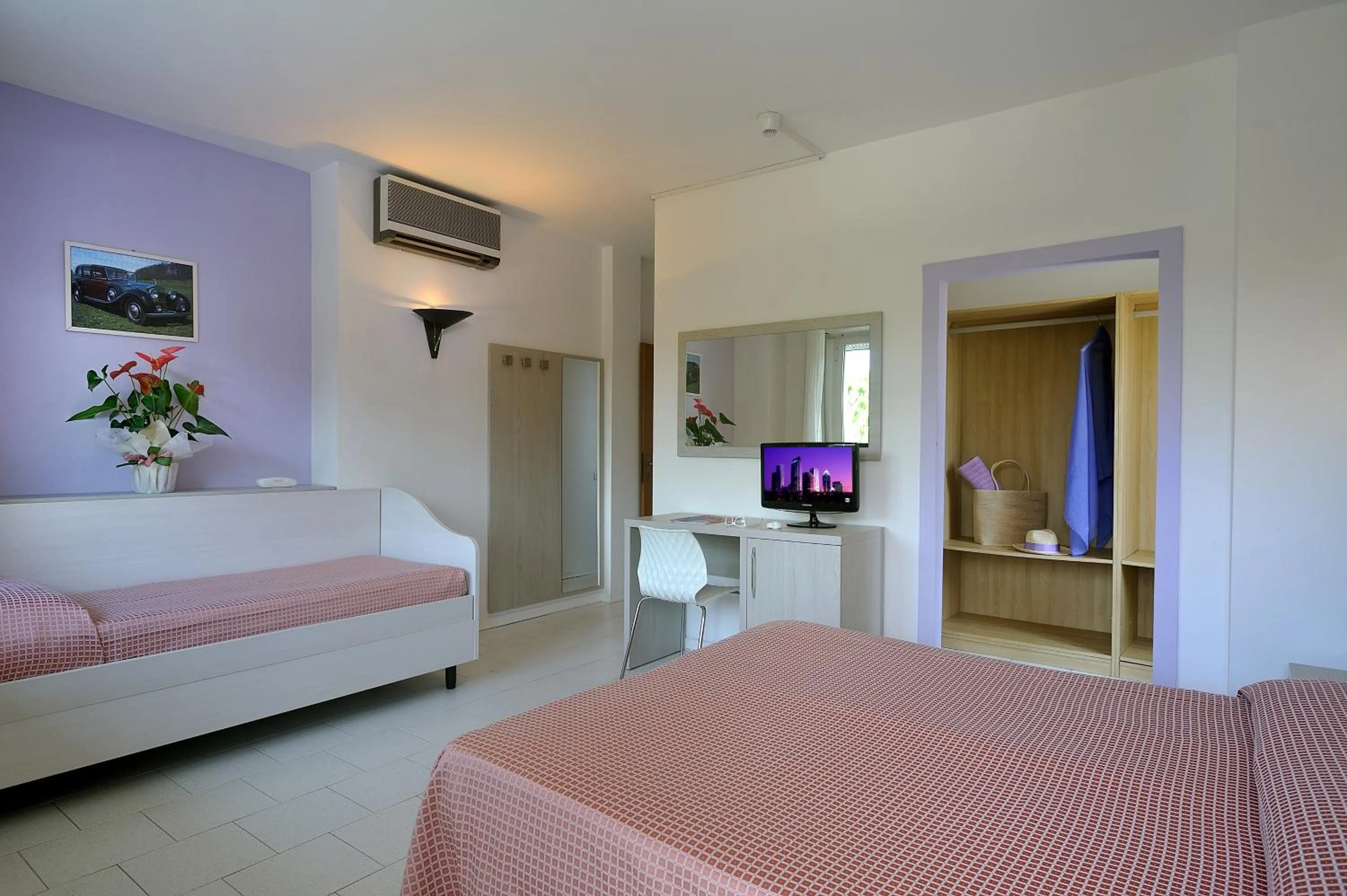 Photo of the whole room in Hotel Suisse