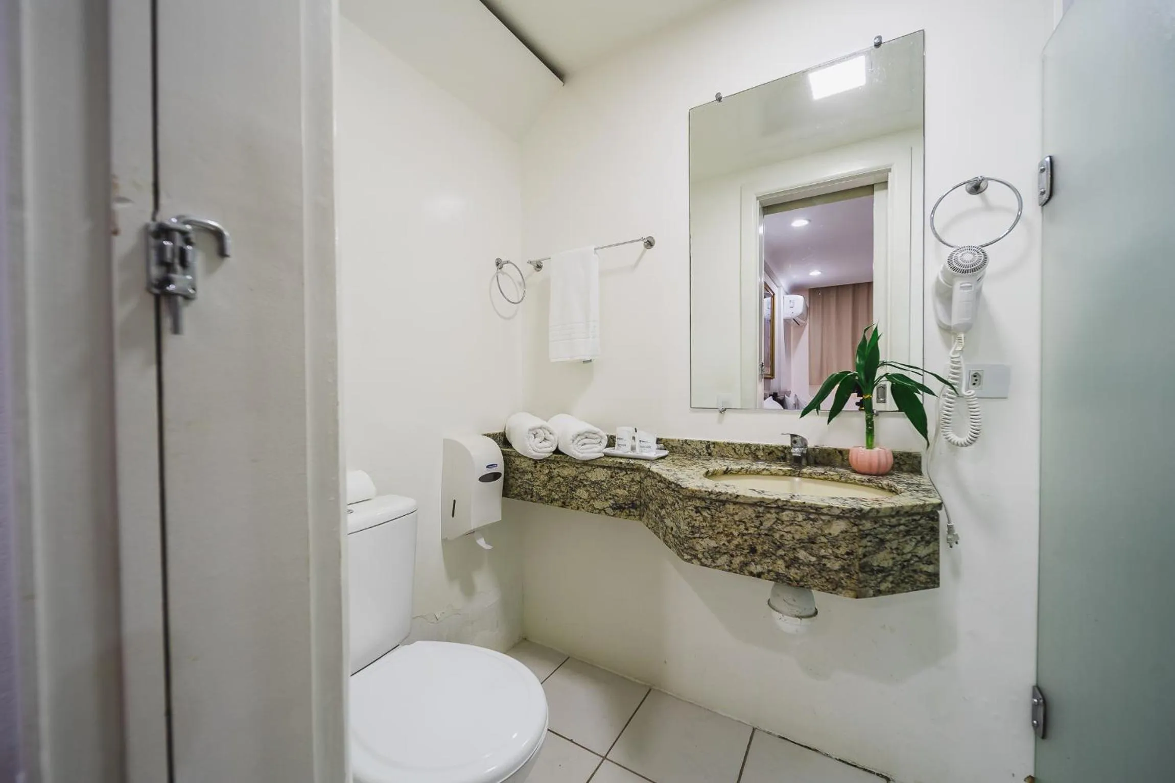 Bathroom in Hotel Dan Inn Curitiba Centro By Nacional Inn