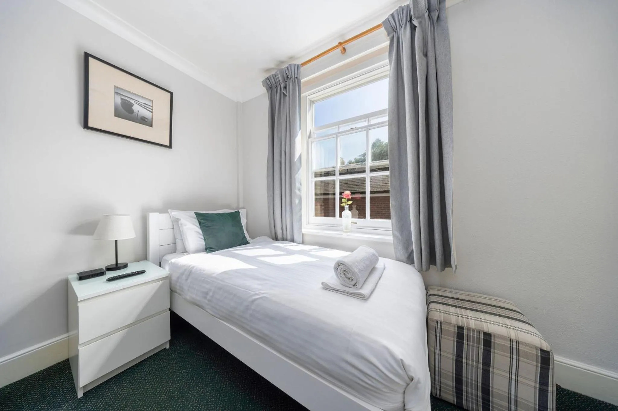 Bedroom, Bed in The Grapes Pub