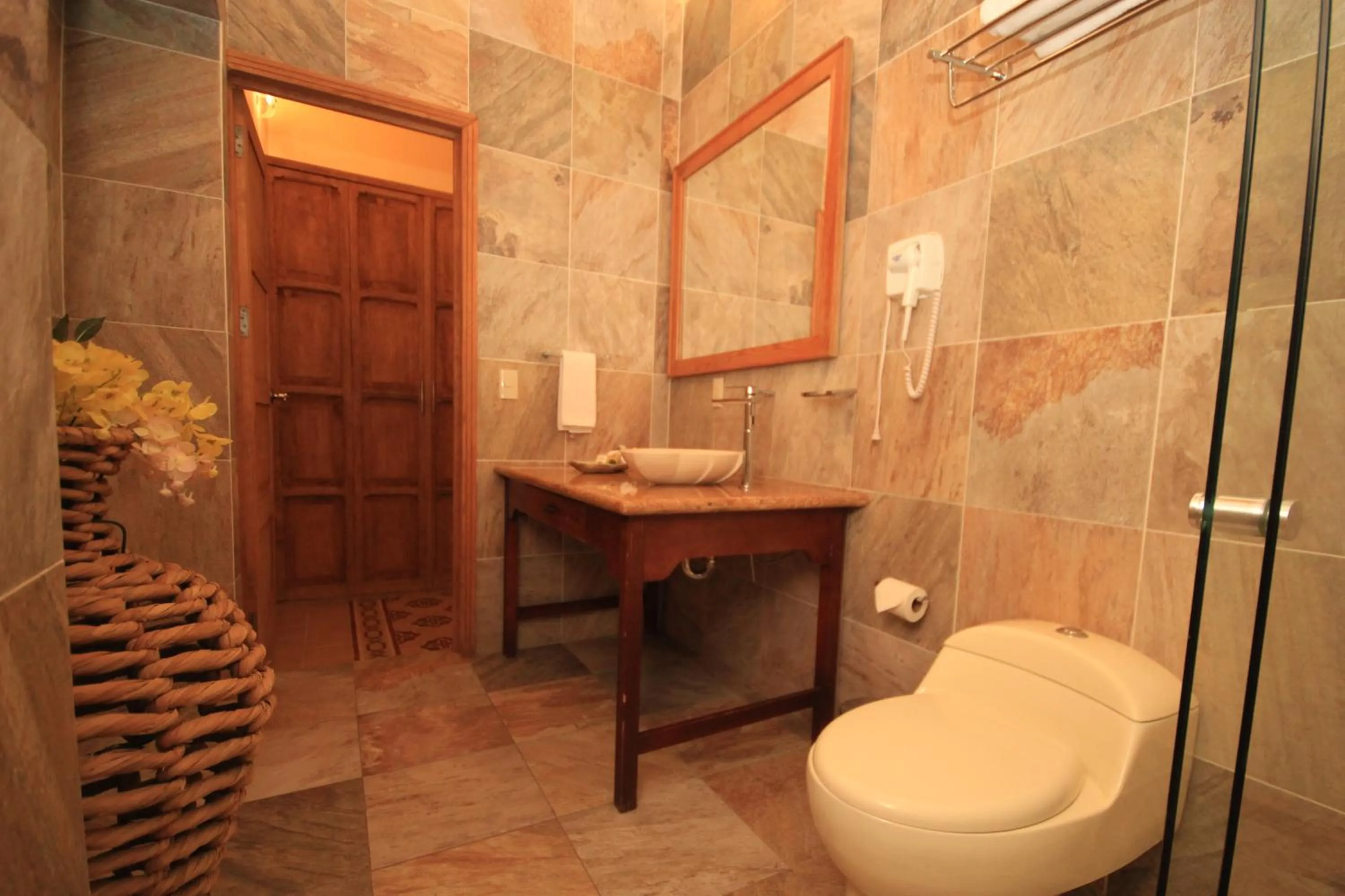 Toilet in Hotel Boutique Ponciano