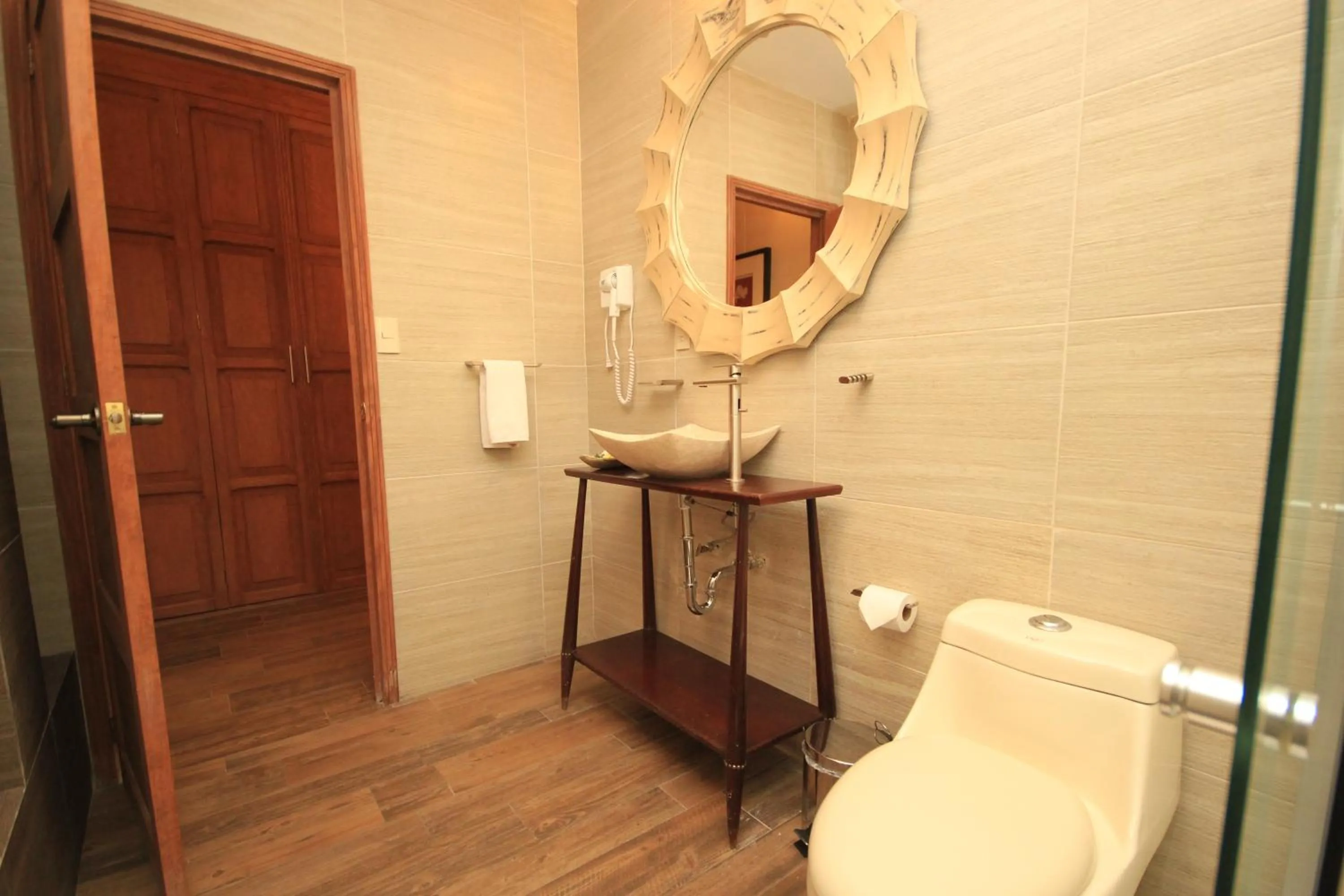 Toilet in Hotel Boutique Ponciano