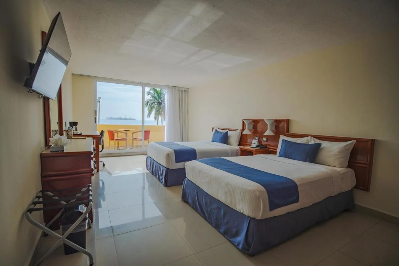 Sea view, Bed in Hotel Hostal de Cortés