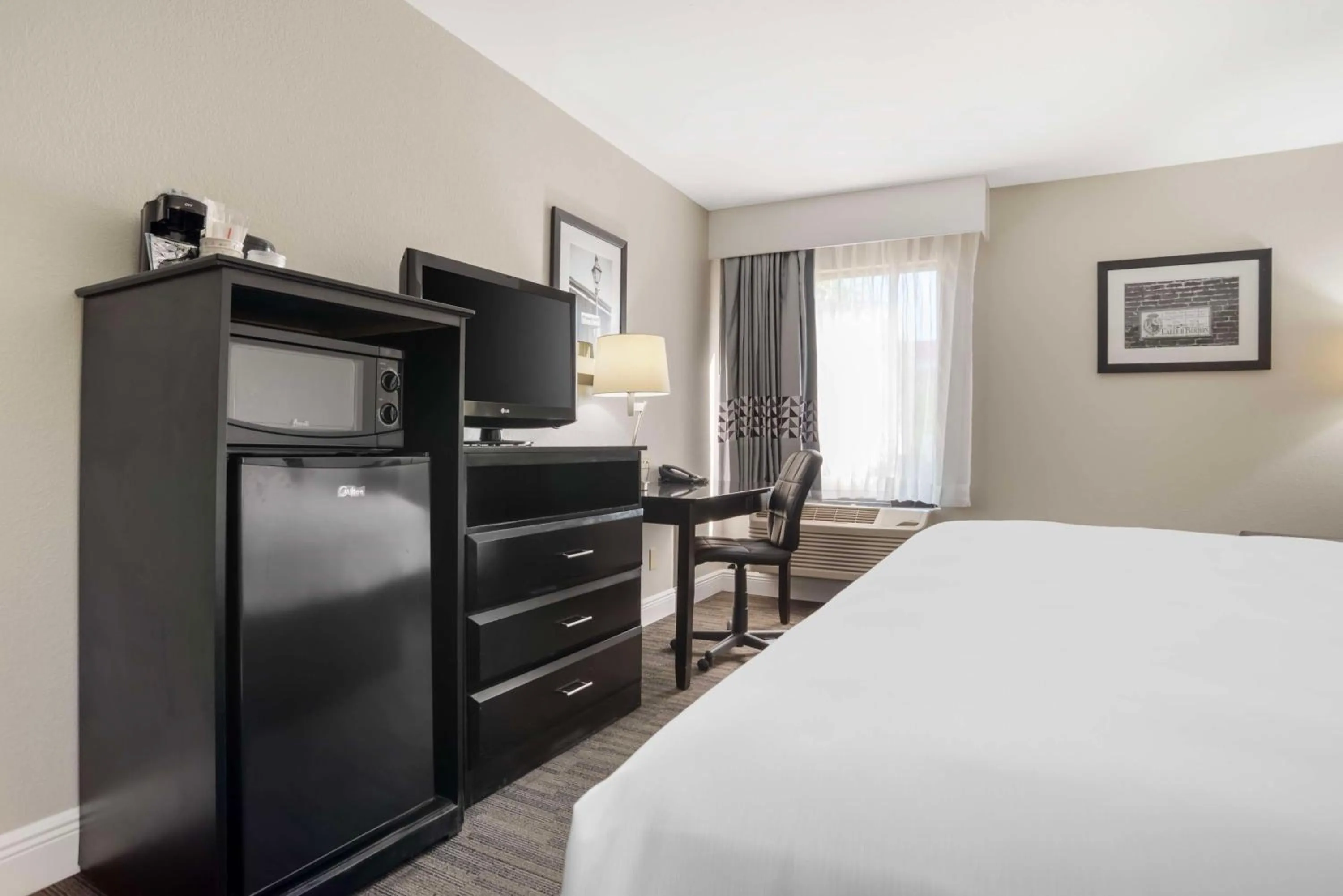 Bedroom, Bed in Best Western Bayou Inn