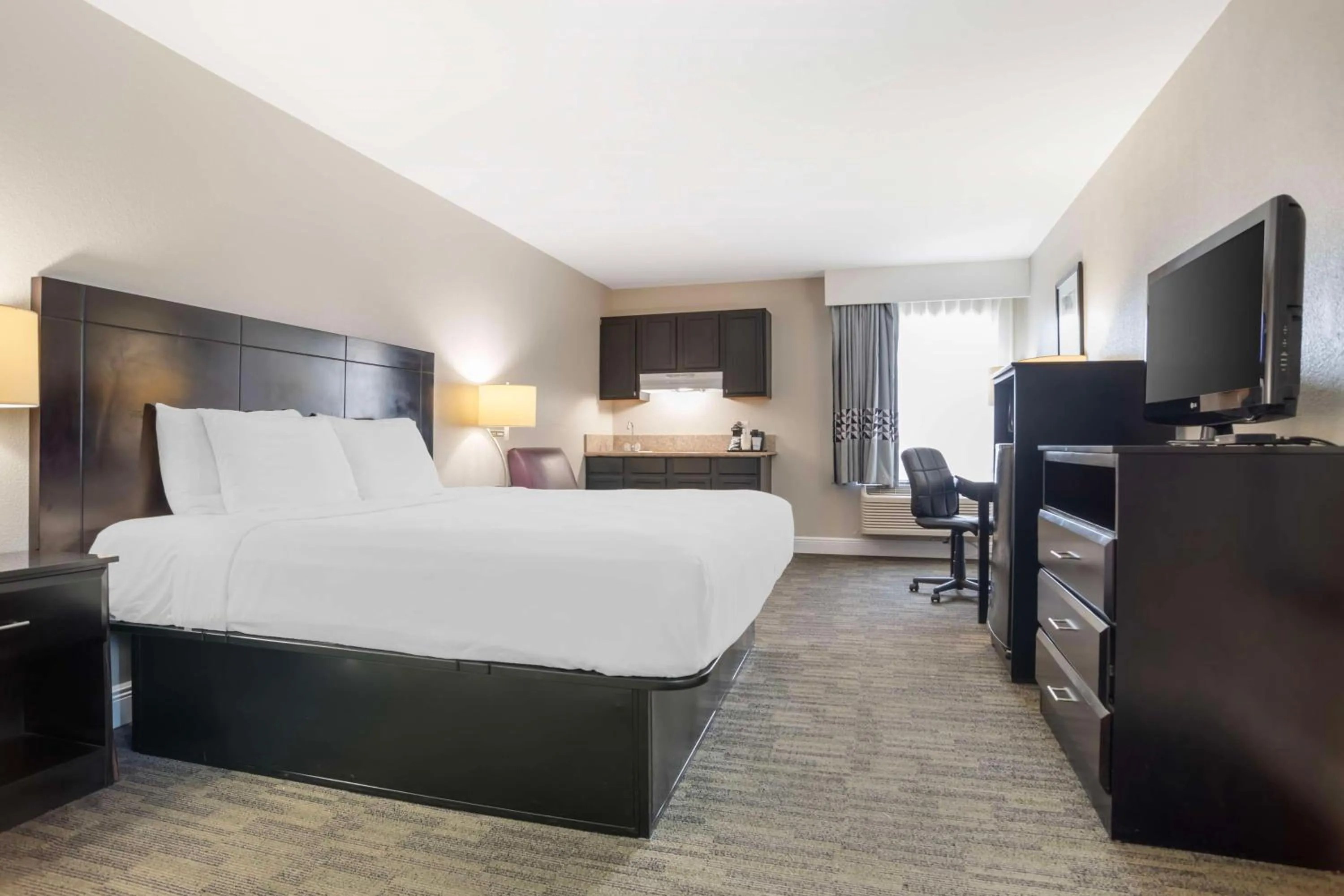 Bedroom, Bed in Best Western Bayou Inn