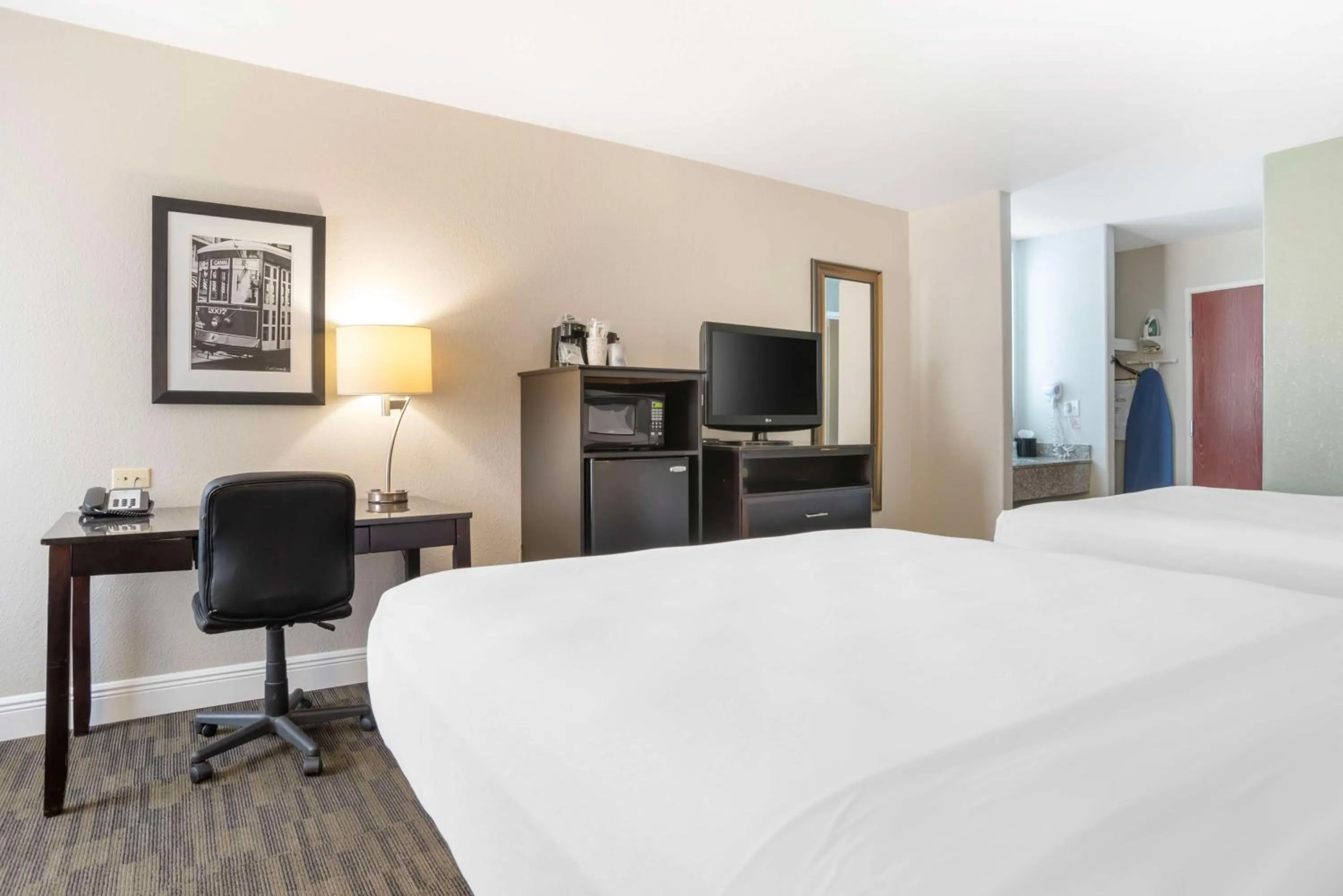 Bedroom, Bed in Best Western Bayou Inn