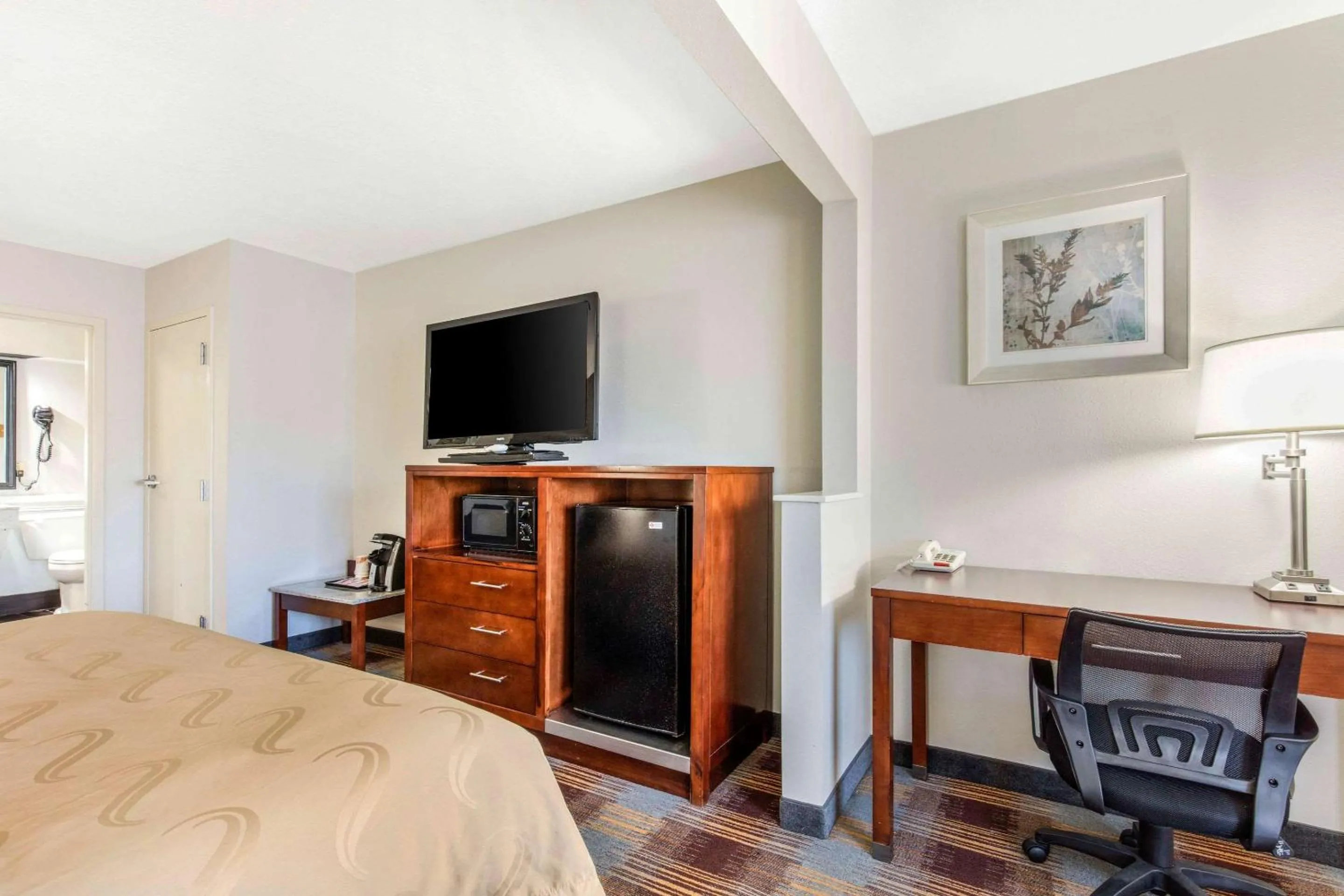 Photo of the whole room, Bed in Quality Inn Memphis Airport