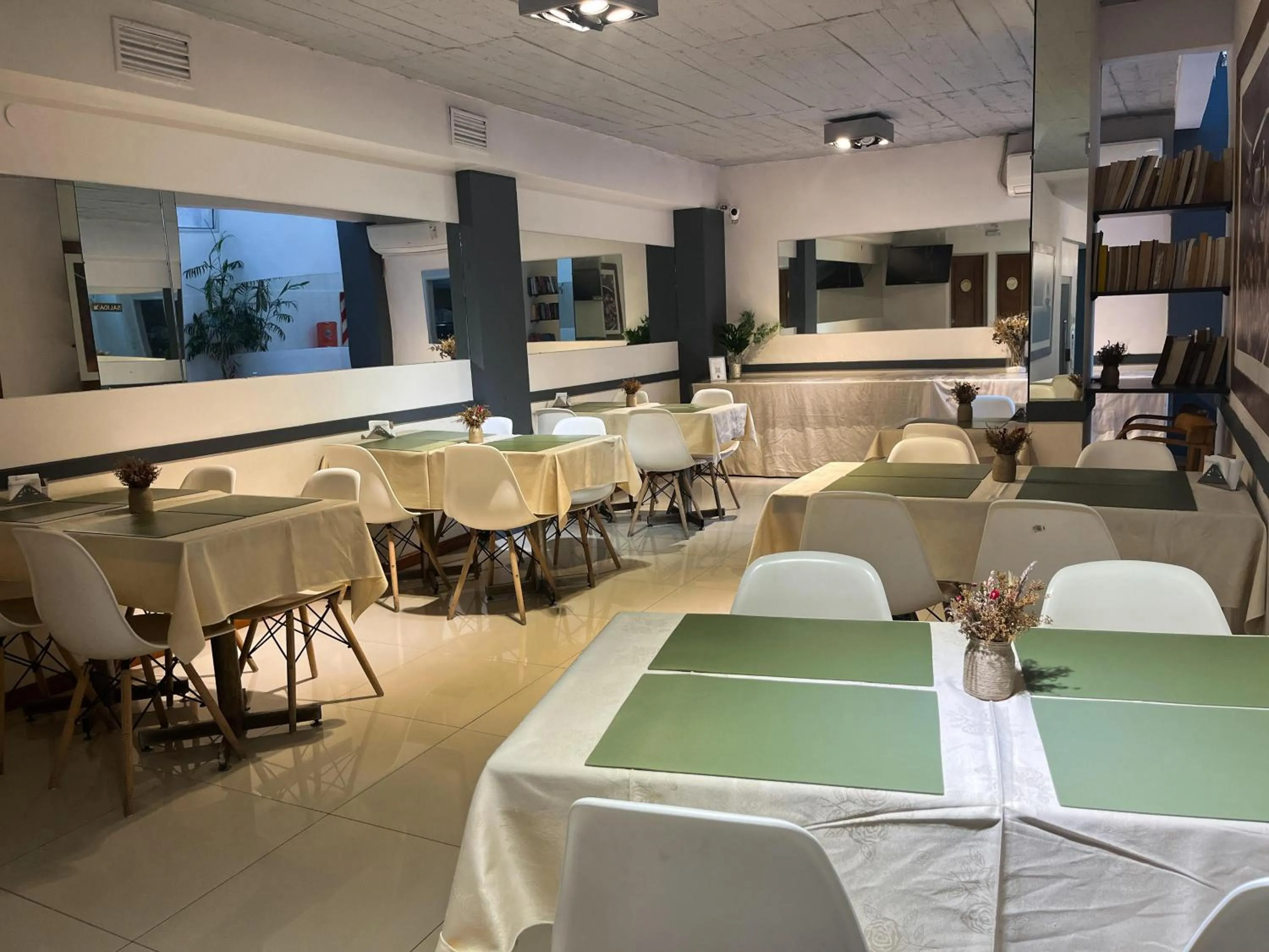 Restaurant/places to eat in Alpino Hotel